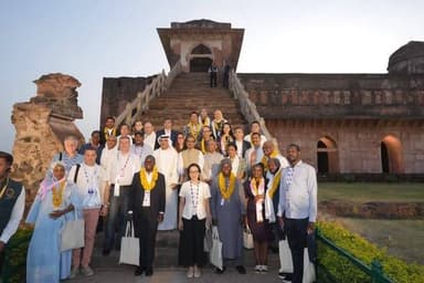 जब मालवा की मेहमाननवाज़ी और मांडू का गौरवशाली इतिहास अंतर्राष्ट्रीय मंच पर चमकता है! ✨
BRICS प्रतिनिधि मंडल के विदेशी मेहमानों ने आज धार जिले के ऐतिहासिक 'जहाज महल' का दीदार किया। आदिवासी संस्कृति के रंग, विश्व प्रसिद्ध बाघ प्रिंट की नक्काशी, प्राचीन जल-प्रबंधन और मालवा के पारंपरिक व्यंजनों के स्वाद ने मेहमानों का दिल जीत लिया।
#Mandu #BRICS #JahazMahal #TribalCulture
Jansampark Madhya Pradesh
CM Madhya Pradesh
Department of Tourism, MP