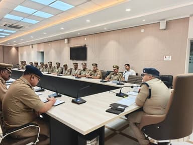 अपर पुलिस अधीक्षक फतेहगढ़ द्वारा पुलिस लाइन सभागार में महिला संबंधी अपराधों एवं गुमशुदा/अपह्रता से संबंधित विवेचनाओं की समीक्षा बैठक आयोजित की गई तथा गुमशुदा/अपहृता की शीघ्र बरामदगी कर विवेचक अधिकारियों को निर्देशित किया गया कि लंबित प्रकरणों का गुण-दोष के आधार पर शीघ्र निस्तारण सुनिश्चित किया जाए। इसके अतिरिक्त अपर पुलिस अधीक्षक ने यह भी निर्देशित किया कि विवेचना कार्य की प्रगति का नियमित पर्यवेक्षण किया जाए, ताकि विभागीय स्तर पर निस्तारण की गुणवत्ता एवं समयबद्धता बनाए रखी जा सके। इस दौरान क्षेत्राधिकारी कायमगंज व विवेचकगण आदि मौजूद रहे।#Fatehgarhpolice