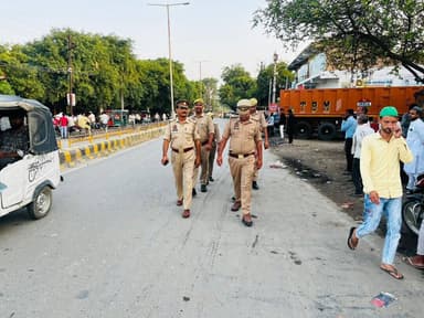 #एसपी_रामपुर के निर्देशन में थाना कैमरी #RampurPolice द्वारा अपराध नियन्त्रण, कानून/शान्ति व्यवस्था तथा जनमानस में सुरक्षा की भावना जागृत करने के दृष्टिगत थाना क्षेत्रान्तर्गत महत्वपूर्ण/भीड़-भाङ वाले स्थानो पर मय पुलिस बल पैदल गश्त की गयी।
#UPPolice
#FootPatrolling
#RampurPolice https://t.co/8dJoHK3kSg