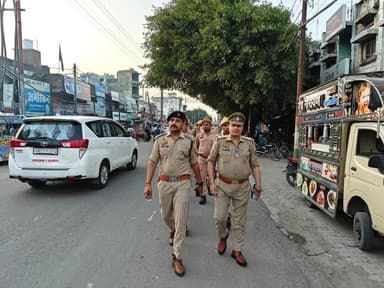 #एसपीˍरामपुर के निर्देशन में क्षेत्राधिकारी स्वार द्वारा त्यौहार एवं अपराध नियन्त्रण, कानून/शान्ति व्यवस्था तथा जनमानस में सुरक्षा की भावना जागृत करने के दृष्टिगत थाना स्वार क्षेत्रान्तर्गत महत्वपूर्ण/भीड़-भाड वाले स्थानों पर मय पुलिस बल के पैदल गस्त किया गया।
#UPPolice
#FootPetrolling
#RampurPolice