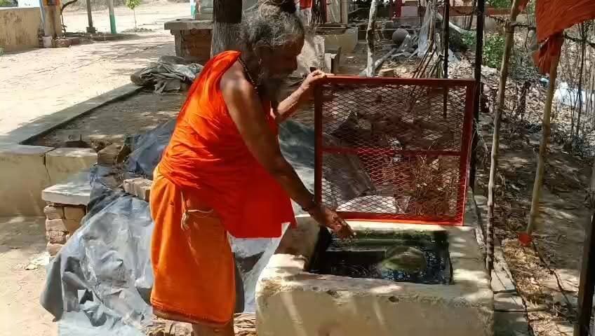 दपसौरा में आस्था का केंद्र बना 'श्रीराम' अंकित तैरता पत्थर
अखंडधाम फल्तलेश्वर महादेव मंदिर में श्रद्धालुओं की बढ़ी भीड़
पानी में तैरते पत्थर को देखने दूर-दराज से पहुंच रहे भक्त
रिपोर्ट नागेंद्र पांडये
उत्तर प्रदेश के फतेहपुर जनपद के अमौली ब्लॉक स्थित दपसौरा गांव का प्राचीन अखंडधाम फल्तलेश्वर महादेव मंदिर इन दिनों श्रद्धालुओं और स्थानीय लोगों के बीच चर्चा का विषय बना हुआ है। मंदिर परिसर में रखे एक विशेष पत्थर को लेकर श्रद्धालुओं में गहरी आस्था देखने को मिल रही है। दावा किया जा रहा है कि पत्थर पर "श्रीराम" अंकित है और उसे पानी में रखने पर वह तैरता हुआ दिखाई देता है। इस अनोखे दृश्य को देखने के लिए बड़ी संख्या में श्रद्धालु मंदिर पहुंच रहे हैं।
फतेहपुर जिले के दपसौरा गांव स्थित प्राचीन अखंडधाम फल्तलेश्वर महादेव मंदिर में इन दिनों एक विशेष पत्थर श्रद्धा और आकर्षण का केंद्र बना हुआ है। स्थानीय लोगों का कहना है कि पत्थर पर "श्रीराम" अंकित दिखाई देता है और जब उसे पानी में रखा जाता है तो वह डूबने के बजाय तैरता रहता है।
इस अनोखे दृश्य की चर्चा आसपास के गांवों से निकलकर जिले और पड़ोसी क्षेत्रों तक पहुंच गई है। परिणामस्वरूप प्रतिदिन बड़ी संख्या में श्रद्धालु मंदिर पहुंचकर पत्थर के दर्शन कर रहे हैं। मंदिर परिसर में भक्तों की आवाजाही बढ़ने से धार्मिक वातावरण और भी जीवंत हो गया है।
स्थानीय श्रद्धालुओं का कहना है कि उन्होंने स्वयं इस पत्थर को पानी में तैरते हुए देखा है। कई लोग इसे अपनी आस्था और भगवान श्रीराम से जुड़ी धार्मिक मान्यता के रूप में देख रहे हैं। श्रद्धालुओं के अनुसार इस दृश्य को देखकर उनके मन में श्रद्धा और विश्वास और अधिक मजबूत हुआ है।
प्राचीन धार्मिक धरोहर है फल्तलेश्वर महादेव मंदिर
दपसौरा स्थित अखंडधाम फल्तलेश्वर महादेव मंदिर लंबे समय से क्षेत्र की धार्मिक पहचान बना हुआ है। यहां वर्षभर पूजा-अर्चना, रुद्राभिषेक, भजन-कीर्तन और विभिन्न धार्मिक आयोजनों का आयोजन किया जाता है। सावन और अन्य धार्मिक अवसरों पर यहां बड़ी संख्या में श्रद्धालु पहुंचते हैं।
तैरते पत्थर की चर्चा के बाद मंदिर में आने वाले भक्तों की संख्या में उल्लेखनीय वृद्धि देखी जा रही है।
मंदिर प्रबंधन की अपील
मंदिर प्रबंधन समिति ने श्रद्धालुओं से अपील की है कि वे मंदिर की धार्मिक मर्यादाओं का पालन करें और शांतिपूर्ण ढंग से दर्शन करें। साथ ही किसी भी प्रकार की अफवाह या भ्रम फैलाने से बचें तथा धार्मिक स्थल की गरिमा बनाए रखें।
दपसौरा गांव का यह मंदिर एक बार फिर आस्था और जिज्ञासा का केंद्र बन गया है। जहां एक ओर श्रद्धालु इस पत्थर को धार्मिक विश्वास से जोड़कर देख रहे हैं, वहीं बड़ी संख्या में लोग इसे देखने और समझने के लिए मंदिर पहुंच रहे हैं। फिलहाल यह पत्थर स्थानीय स्तर पर चर्चा का विषय बना हुआ है और श्रद्धालुओं की आस्था को अपनी ओर आकर्षित कर रहा है।
ND NEWS की अपील
🔹 धार्मिक स्थलों पर अनुशासन और मर्यादा बनाए रखें।
🔹 आस्था के साथ-साथ तथ्यात्मक जानकारी का भी सम्मान करें।
🔹 किसी भी धार्मिक विषय पर भ्रामक या अपुष्ट जानकारी प्रसारित न करें।
🔹 मंदिर परिसर की स्वच्छता एवं पवित्रता बनाए रखने में सहयोग करें।
🔹 सामाजिक सौहार्द और आपसी भाईचारे को मजबूत करने का संदेश फैलाएं।
ND NEWS संदेश:
"आस्था समाज को जोड़ने की शक्ति है। श्रद्धा, संयम और सद्भाव के साथ धार्मिक परंपराओं का सम्मान करें।"
👇👇
#हैशटैग #NDNews
#दैनिकनिष्पक्षधारा
#FatehpurNews
#Dapsaura
#ShriRam
#FaltaleshwarMahadev
#Aastha
#ReligiousNews
#UttarPradesh
#AuraiBlock
#SpiritualIndia
#BreakingNews
👇
👇👇
@dgpup
@RSSorg
@UPGovt
@wpl1090
@RSSgeet
@Uppolice
@MIB_India
@PMOIndia
@HMOIndia
@abmanglik
@VHPDigital
@igrangealld
@myogioffice
@InfoDeptUP
@dmfatehpur
@sdmsadarftp
@CMOfficeUP
@CMOUP_RC
@UPPRD1948
@ChiefSecyUP
@ChiefSecyUP
@MahantYogiG
@FatehpurSdm
@fatehpurpolice
@BajrangDalOrg
@112UttarPradesh
@myogiadityanath
@CommissionerPrg
@ADGZonPrayagraj
👇👇
🟥 ND NEWS | दैनिक निष्पक्ष धारा
मुख्य संपादक / संस्थापक: राजन सिंह हाड़ा
सह-संपादक: शालिनी सिंह भदौरिया
📍 कार्यालय-3: U158, हीरा स्वीट्स के पास, विकास मार्ग, लक्ष्मी नगर, पूर्वी दिल्ली – 110092 (NCR)
📍 कार्यालय-2: विधानसभा रोड, बर्लिंगटन चौराहा, लखनऊ – 226001 (UP)
📍 कार्यालय-1: 1/1 अटल बिहारी चौराहा, नियर बर्मा चौराहा, फतेहपुर – 212601 (UP)
📅 दिनांक: 13 जून 2026
📆 दिन: शनिवार
📧 Email: ndnewschannel@gmail.com
📞 मोबाइल: 9696119696