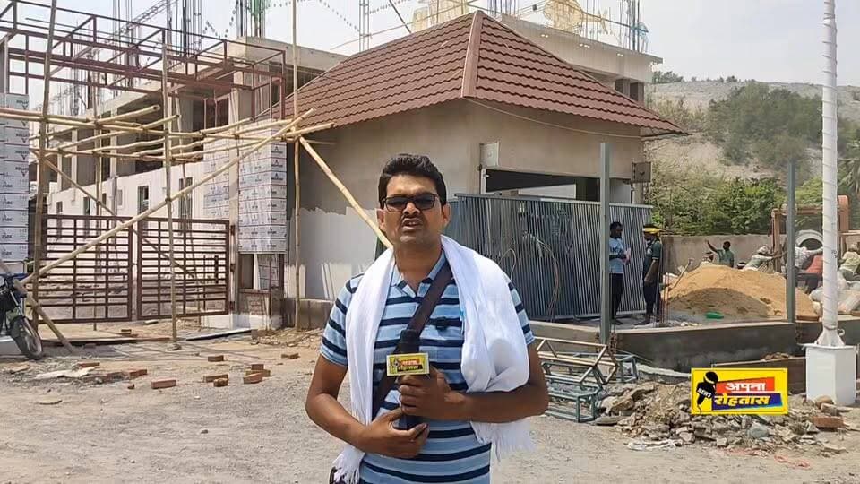रोहतास में स्वास्थ्य सेवाओं का नया अध्याय शुरू होने जा रहा है!
14 जून 2026 को ADM अस्पताल एवं ट्रॉमा सेंटर का भव्य शुभारंभ होने जा रहा है। यह अस्पताल क्षेत्र के लोगों को आधुनिक चिकित्सा सुविधाएं उपलब्ध कराने की दिशा में एक बड़ा कदम माना जा रहा है।
इस विशेष रिपोर्ट में हमारी टीम ने अस्पताल परिसर का दौरा किया और अस्पताल के डॉक्टरों एवं डायरेक्टर से विशेष बातचीत की। उन्होंने अस्पताल में उपलब्ध सुविधाओं, ट्रॉमा केयर व्यवस्था, विशेषज्ञ चिकित्सकों की सेवाओं और क्षेत्र के लोगों को मिलने वाले लाभों की जानकारी दी।
बताया जा रहा है कि उद्घाटन समारोह में बिहार सरकार के शिक्षा मंत्री सहित कई गणमान्य अतिथि शामिल होंगे।
वीडियो में देखिए अस्पताल की पूरी ग्राउंड रिपोर्ट और जानिए आखिर क्यों यह अस्पताल रोहतास के लिए एक बड़ी सौगात माना जा रहा है।
👉 वीडियो पसंद आए तो लाइक, शेयर और कमेंट जरूर करें।
#ADMHospital #TraumaCenter #Rohtas #Nauhatta #BiharNews #Healthcare #HospitalOpening #EducationMinister #ApnaNewsBihar