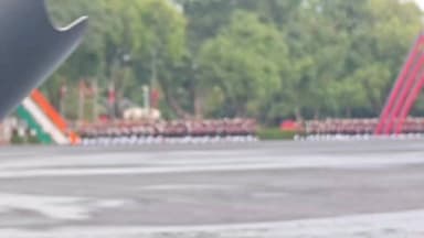 आइएमए की पासिंग आउट परेड शुरू, भारतीय सेना को मिल रहे 481 युवा सैन्य अधिकारी
देहरादून: भारतीय सैन्य अकादमी (आइएमए) के ऐतिहासिक ड्रिल स्क्वायर पर शनिवार सुबह पासिंग आउट परेड शुरू हो गई। परेड के साथ भारतीय सेना को 481 युवा सैन्य अधिकारी मिल रहे हैं, जबकि 16 मित्र देशों के 34 ऑफिसर कैडेट भी प्रशिक्षण पूरा कर अपने-अपने देशों की सेनाओं में शामिल होने जा रहे हैं। कुल 515 कैडेट अंतिम पग भरकर सैन्य जीवन की नई शुरुआत कर रहे हैं।
परेड की सलामी राष्ट्रपति द्रौपदी मुर्मु ले रही हैं। इस अवसर पर सेना के वरिष्ठ अधिकारी, गणमान्य अतिथि और कैडेटों के परिजन भी मौजूद हैं। पूरे समारोह का सबसे महत्वपूर्ण क्षण वह होगा, जब कैडेट ‘अंतिम पग’ भरकर भारतीय सेना में अधिकारी के रूप में शामिल होंगे।
इस बार की पासिंग आउट परेड कई मायनों में ऐतिहासिक है। पहली बार महिला कैडेट पुरुष कैडेटों के साथ कदमताल करती नजर आ रही हैं। आइएमए के इतिहास में इसे एक महत्वपूर्ण पड़ाव माना जा रहा है। अगस्त 2022 में राष्ट्रीय रक्षा अकादमी (एनडीए) में प्रवेश लेने वाली महिला कैडेटों के पहले बैच में शामिल आठ महिला कैडेट वर्तमान में आइएमए में प्रशिक्षण प्राप्त कर रही हैं और आज परेड का हिस्सा बनी हैं।
कठोर सैन्य प्रशिक्षण, अनुशासन तथा शारीरिक और मानसिक चुनौतियों को पार करने के बाद कैडेटों का अधिकारी बनने का सपना आज साकार हो रहा है। पासिंग आउट के बाद भारतीय कैडेट सेना की विभिन्न शाखाओं में जिम्मेदारी संभालेंगे, जबकि विदेशी कैडेट अपने देशों की सेनाओं में महत्वपूर्ण भूमिका निभाएंगे।
राष्ट्रपति के आगमन को देखते हुए आइएमए और उसके आसपास सुरक्षा के व्यापक इंतजाम किए गए हैं। सेना, दून पुलिस और अन्य सुरक्षा एजेंसियां पूरे क्षेत्र में लगातार निगरानी बनाए हुए हैं। सैन्य बैंड की गूंज और अनुशासित कदमताल के बीच आइएमए का यह गौरवशाली आयोजन देश को नए सैन्य नेतृत्व की सौगात दे रहा है।
#IMA #PassingOutParade #IndianArmy #Dehradun #DefenceNews #DroupadiMurmu #WomenCadets #UttarakhandNews #JaiHind #IndianMilitary