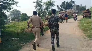 जमुई के काकन पंचायत में पैक्स चुनाव के दौरान हंगामा, युवक गंभीर रूप से घायल
जमुई जिले के काकन पंचायत में पैक्स चुनाव के दौरान दो प्रत्याशियों के समर्थकों के बीच जमकर विवाद और मारपीट हुई। घटना में एक युवक गंभीर रूप से घायल हो गया। घायल युवक ने पुलिस की मौजूदगी में उसके साथ मारपीट किए जाने का आरोप लगाया है।
घटना के बाद क्षेत्र में तनावपूर्ण माहौल बना हुआ है। सूचना मिलते ही पुलिस ने कार्रवाई करते हुए चार युवकों को हिरासत में लिया है और मामले की जांच शुरू कर दी है। इस बीच घटना से जुड़ा एक वीडियो सोशल मीडिया पर तेजी से वायरल हो रहा है। प्रशासन ने निष्पक्ष जांच का आश्वासन देते हुए इलाके में अतिरिक्त पुलिस बल की तैनाती कर दी है।
#Jamui #KakanPanchayat #PACSElection #JamuiNews #BreakingNews #BiharNews #ElectionUpdate #JamuiLive #PacsChunav #BiharPolitics #ViralVideo #LocalNews #JamuiUpdates