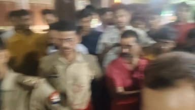 धाता बाजार में वाहन चेकिंग को लेकर व्यापारी और पुलिस आमने-सामने
दीपनारायण चौराहे पर चालान के बाद हुई बहस, स्थानीय लोगों ने कराया समझौता
व्यापारियों ने बाजार क्षेत्र में चेकिंग के तरीके पर उठाए सवाल, पुलिस ने सड़क सुरक्षा को बताया प्राथमिकता
✒️रिपोर्ट यूपी हेड नागेंद्र पांडये
फतेहपुर जिले के धाता कस्बे में वाहन चेकिंग अभियान के दौरान व्यापारियों और पुलिस के बीच हुई बहस चर्चा का विषय बन गई। दीपनारायण चौराहे पर एक व्यापारी की गाड़ी का चालान किए जाने के बाद कई व्यापारी मौके पर पहुंच गए और बाजार क्षेत्र में चल रहे चेकिंग अभियान पर अपनी आपत्ति दर्ज कराई। हालांकि कुछ देर की बातचीत और स्थानीय लोगों के हस्तक्षेप के बाद मामला शांत हो गया।
फतेहपुर जनपद के धाता कस्बे स्थित दीपनारायण चौराहे पर उस समय हलचल मच गई जब वाहन चेकिंग कर रहे पुलिसकर्मियों और स्थानीय व्यापारियों के बीच बहस हो गई। जानकारी के अनुसार कस्बा निवासी व्यापारी शिवम केसरवानी शाम के समय अपने गोदाम से दुकान की ओर जा रहे थे। इसी दौरान वाहन चेकिंग अभियान चला रही पुलिस टीम ने उनकी गाड़ी का चालान कर दिया।
चालान किए जाने के बाद व्यापारी ने पुलिस से आपत्ति जताते हुए कहा कि बाजार क्षेत्र में व्यापारियों को दिनभर गोदाम और दुकान के बीच कई बार आना-जाना पड़ता है। ऐसे में बाजार के भीतर बार-बार वाहन चेकिंग और चालान की कार्रवाई व्यापारिक गतिविधियों को प्रभावित करती है।
घटना की जानकारी मिलते ही अन्य व्यापारी भी मौके पर पहुंच गए। व्यापारियों ने पुलिस से मांग की कि बाजार क्षेत्र में चेकिंग अभियान चलाते समय व्यापारियों की व्यावहारिक समस्याओं को भी ध्यान में रखा जाए। कुछ समय तक दोनों पक्षों के बीच बहस चलती रही, जिससे मौके पर लोगों की भीड़ जमा हो गई।
मौके पर मौजूद स्थानीय नागरिकों और संभ्रांत लोगों ने हस्तक्षेप कर दोनों पक्षों को समझाया, जिसके बाद स्थिति सामान्य हुई। बाद में व्यापारियों और पुलिस अधिकारियों के बीच बातचीत भी हुई।
पुलिस ने क्या कहा?
धाता थाना प्रभारी अरविंद कुमार राय ने बताया कि वाहन चेकिंग अभियान नियमित प्रक्रिया का हिस्सा है और इसका उद्देश्य सड़क सुरक्षा सुनिश्चित करना तथा यातायात नियमों का पालन कराना है। उन्होंने कहा कि पुलिस किसी भी नागरिक या व्यापारी को अनावश्यक रूप से परेशान नहीं करना चाहती।
एसओ के अनुसार घटना के दौरान कोई गंभीर विवाद या तनाव की स्थिति नहीं बनी और आपसी संवाद के माध्यम से मामला शांतिपूर्वक समाप्त हो गया।
व्यापारियों की मांग
व्यापारियों का कहना है कि बाजार क्षेत्र में छोटे-छोटे कार्यों के लिए दिनभर आवाजाही करनी पड़ती है। ऐसे में स्थानीय व्यापारियों के लिए अलग व्यवस्था या व्यवहारिक समाधान पर विचार किया जाना चाहिए ताकि व्यापारिक गतिविधियां प्रभावित न हों और कानून व्यवस्था भी बनी रहे।
धाता कस्बे की यह घटना प्रशासन और व्यापारिक समुदाय के बीच बेहतर संवाद की आवश्यकता को रेखांकित करती है। जहां एक ओर सड़क सुरक्षा और यातायात नियमों का पालन आवश्यक है,वहीं दूसरी ओर स्थानीय व्यापारियों की व्यावहारिक समस्याओं को समझना भी महत्वपूर्ण है। संवाद और सहयोग के माध्यम से ऐसे विवादों को आसानी से सुलझाया जा सकता है।
NDNEWS की अपील
🔹यातायात नियमों का पालन प्रत्येक नागरिक की जिम्मेदारी है।
🔹पुलिस और जनता के बीच संवाद और सहयोग की भावना बनी रहनी चाहिए।
"संवाद से समाधान निकलता है। कानून का सम्मान और नागरिकों की सुविधा, दोनों लोकतांत्रिक व्यवस्था के महत्वपूर्ण स्तंभ हैं।"
👇👇
#हैशटैग
#NDNews
#दैनिकनिष्पक्षधारा
#FatehpurNews
#Dhata
#VehicleChecking
#TrafficRules
#PolicePublicDialogue
#BreakingNews
#RoadSafety
#DhataMarket
#UPPolice
#FatehpurPolice
#PublicAwareness
👇👇
@dgpup
@RSSorg
@UPGovt
@wpl1090
@RSSgeet
@Uppolice
@MIB_India
@PMOIndia
@HMOIndia
@abmanglik
@VHPDigital
@igrangealld
@myogioffice
@InfoDeptUP
@dmfatehpur
@sdmsadarftp
@CMOfficeUP
@CMOUP_RC
@ChiefSecyUP
@ChiefSecyUP
@MahantYogiG
@FatehpurSdm
@fatehpurpolice
@BajrangDalOrg
@112UttarPradesh
@myogiadityanath
@CommissionerPrg
@ADGZonPrayagraj
@uptrafficpolice
👇👇
🟥 ND NEWS | दैनिक निष्पक्ष धारा
मुख्य संपादक / संस्थापक: राजन सिंह हाड़ा
सह-संपादक: शालिनी सिंह भदौरिया
📍 कार्यालय-3: U158, हीरा स्वीट्स के पास, विकास मार्ग, लक्ष्मी नगर, पूर्वी दिल्ली, पिन कोड – (110092) (NCR)
📍 कार्यालय-2: विधानसभा रोड, बर्लिंगटन चौराहा, लखनऊ (226001) (UP)
📍 कार्यालय-1: 1/1 अटल बिहारी चौराहा, नियर बर्मा चौराहा, फतेहपुर (212601) (UP)
📅 दिनांक: 13 जून 2026
📆 दिन: शनिवार
📧 Email: ndnewschannel@gmail.com
📞 मोबाइल: 9696119696