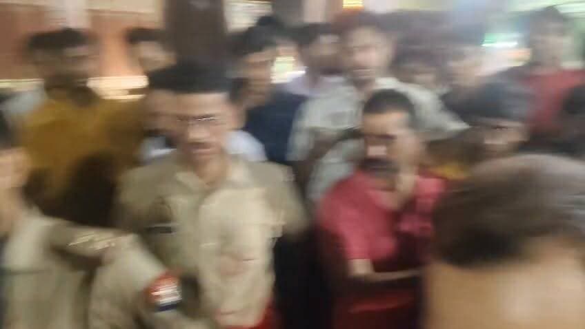 धाता बाजार में वाहन चेकिंग को लेकर व्यापारी और पुलिस आमने-सामने
दीपनारायण चौराहे पर चालान के बाद हुई बहस, स्थानीय लोगों ने कराया समझौता
व्यापारियों ने बाजार क्षेत्र में चेकिंग के तरीके पर उठाए सवाल, पुलिस ने सड़क सुरक्षा को बताया प्राथमिकता
✒️रिपोर्ट यूपी हेड नागेंद्र पांडये
फतेहपुर जिले के धाता कस्बे में वाहन चेकिंग अभियान के दौरान व्यापारियों और पुलिस के बीच हुई बहस चर्चा का विषय बन गई। दीपनारायण चौराहे पर एक व्यापारी की गाड़ी का चालान किए जाने के बाद कई व्यापारी मौके पर पहुंच गए और बाजार क्षेत्र में चल रहे चेकिंग अभियान पर अपनी आपत्ति दर्ज कराई। हालांकि कुछ देर की बातचीत और स्थानीय लोगों के हस्तक्षेप के बाद मामला शांत हो गया।
फतेहपुर जनपद के धाता कस्बे स्थित दीपनारायण चौराहे पर उस समय हलचल मच गई जब वाहन चेकिंग कर रहे पुलिसकर्मियों और स्थानीय व्यापारियों के बीच बहस हो गई। जानकारी के अनुसार कस्बा निवासी व्यापारी शिवम केसरवानी शाम के समय अपने गोदाम से दुकान की ओर जा रहे थे। इसी दौरान वाहन चेकिंग अभियान चला रही पुलिस टीम ने उनकी गाड़ी का चालान कर दिया।
चालान किए जाने के बाद व्यापारी ने पुलिस से आपत्ति जताते हुए कहा कि बाजार क्षेत्र में व्यापारियों को दिनभर गोदाम और दुकान के बीच कई बार आना-जाना पड़ता है। ऐसे में बाजार के भीतर बार-बार वाहन चेकिंग और चालान की कार्रवाई व्यापारिक गतिविधियों को प्रभावित करती है।
घटना की जानकारी मिलते ही अन्य व्यापारी भी मौके पर पहुंच गए। व्यापारियों ने पुलिस से मांग की कि बाजार क्षेत्र में चेकिंग अभियान चलाते समय व्यापारियों की व्यावहारिक समस्याओं को भी ध्यान में रखा जाए। कुछ समय तक दोनों पक्षों के बीच बहस चलती रही, जिससे मौके पर लोगों की भीड़ जमा हो गई।
मौके पर मौजूद स्थानीय नागरिकों और संभ्रांत लोगों ने हस्तक्षेप कर दोनों पक्षों को समझाया, जिसके बाद स्थिति सामान्य हुई। बाद में व्यापारियों और पुलिस अधिकारियों के बीच बातचीत भी हुई।
पुलिस ने क्या कहा?
धाता थाना प्रभारी अरविंद कुमार राय ने बताया कि वाहन चेकिंग अभियान नियमित प्रक्रिया का हिस्सा है और इसका उद्देश्य सड़क सुरक्षा सुनिश्चित करना तथा यातायात नियमों का पालन कराना है। उन्होंने कहा कि पुलिस किसी भी नागरिक या व्यापारी को अनावश्यक रूप से परेशान नहीं करना चाहती।
एसओ के अनुसार घटना के दौरान कोई गंभीर विवाद या तनाव की स्थिति नहीं बनी और आपसी संवाद के माध्यम से मामला शांतिपूर्वक समाप्त हो गया।
व्यापारियों की मांग
व्यापारियों का कहना है कि बाजार क्षेत्र में छोटे-छोटे कार्यों के लिए दिनभर आवाजाही करनी पड़ती है। ऐसे में स्थानीय व्यापारियों के लिए अलग व्यवस्था या व्यवहारिक समाधान पर विचार किया जाना चाहिए ताकि व्यापारिक गतिविधियां प्रभावित न हों और कानून व्यवस्था भी बनी रहे।
धाता कस्बे की यह घटना प्रशासन और व्यापारिक समुदाय के बीच बेहतर संवाद की आवश्यकता को रेखांकित करती है। जहां एक ओर सड़क सुरक्षा और यातायात नियमों का पालन आवश्यक है,वहीं दूसरी ओर स्थानीय व्यापारियों की व्यावहारिक समस्याओं को समझना भी महत्वपूर्ण है। संवाद और सहयोग के माध्यम से ऐसे विवादों को आसानी से सुलझाया जा सकता है।
NDNEWS की अपील
🔹यातायात नियमों का पालन प्रत्येक नागरिक की जिम्मेदारी है।
🔹पुलिस और जनता के बीच संवाद और सहयोग की भावना बनी रहनी चाहिए।
"संवाद से समाधान निकलता है। कानून का सम्मान और नागरिकों की सुविधा, दोनों लोकतांत्रिक व्यवस्था के महत्वपूर्ण स्तंभ हैं।"
👇👇
#हैशटैग
#NDNews
#दैनिकनिष्पक्षधारा
#FatehpurNews
#Dhata
#VehicleChecking
#TrafficRules
#PolicePublicDialogue
#BreakingNews
#RoadSafety
#DhataMarket
#UPPolice
#FatehpurPolice
#PublicAwareness
👇👇
@dgpup
@RSSorg
@UPGovt
@wpl1090
@RSSgeet
@Uppolice
@MIB_India
@PMOIndia
@HMOIndia
@abmanglik
@VHPDigital
@igrangealld
@myogioffice
@InfoDeptUP
@dmfatehpur
@sdmsadarftp
@CMOfficeUP
@CMOUP_RC
@ChiefSecyUP
@ChiefSecyUP
@MahantYogiG
@FatehpurSdm
@fatehpurpolice
@BajrangDalOrg
@112UttarPradesh
@myogiadityanath
@CommissionerPrg
@ADGZonPrayagraj
@uptrafficpolice
👇👇
🟥 ND NEWS | दैनिक निष्पक्ष धारा
मुख्य संपादक / संस्थापक: राजन सिंह हाड़ा
सह-संपादक: शालिनी सिंह भदौरिया
📍 कार्यालय-3: U158, हीरा स्वीट्स के पास, विकास मार्ग, लक्ष्मी नगर, पूर्वी दिल्ली, पिन कोड – (110092) (NCR)
📍 कार्यालय-2: विधानसभा रोड, बर्लिंगटन चौराहा, लखनऊ (226001) (UP)
📍 कार्यालय-1: 1/1 अटल बिहारी चौराहा, नियर बर्मा चौराहा, फतेहपुर (212601) (UP)
📅 दिनांक: 13 जून 2026
📆 दिन: शनिवार
📧 Email: ndnewschannel@gmail.com
📞 मोबाइल: 9696119696