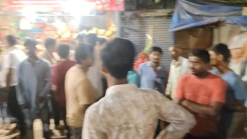 धाता बाजार में वाहन चेकिंग को लेकर व्यापारी और पुलिस आमने-सामने
दीपनारायण चौराहे पर चालान के बाद हुई बहस, स्थानीय लोगों ने कराया समझौता
व्यापारियों ने बाजार क्षेत्र में चेकिंग के तरीके पर उठाए सवाल, पुलिस ने सड़क सुरक्षा को बताया प्राथमिकता
✒️रिपोर्ट यूपी हेड नागेंद्र पांडये
फतेहपुर जिले के धाता कस्बे में वाहन चेकिंग अभियान के दौरान व्यापारियों और पुलिस के बीच हुई बहस चर्चा का विषय बन गई। दीपनारायण चौराहे पर एक व्यापारी की गाड़ी का चालान किए जाने के बाद कई व्यापारी मौके पर पहुंच गए और बाजार क्षेत्र में चल रहे चेकिंग अभियान पर अपनी आपत्ति दर्ज कराई। हालांकि कुछ देर की बातचीत और स्थानीय लोगों के हस्तक्षेप के बाद मामला शांत हो गया।
फतेहपुर जनपद के धाता कस्बे स्थित दीपनारायण चौराहे पर उस समय हलचल मच गई जब वाहन चेकिंग कर रहे पुलिसकर्मियों और स्थानीय व्यापारियों के बीच बहस हो गई। जानकारी के अनुसार कस्बा निवासी व्यापारी शिवम केसरवानी शाम के समय अपने गोदाम से दुकान की ओर जा रहे थे। इसी दौरान वाहन चेकिंग अभियान चला रही पुलिस टीम ने उनकी गाड़ी का चालान कर दिया।
चालान किए जाने के बाद व्यापारी ने पुलिस से आपत्ति जताते हुए कहा कि बाजार क्षेत्र में व्यापारियों को दिनभर गोदाम और दुकान के बीच कई बार आना-जाना पड़ता है। ऐसे में बाजार के भीतर बार-बार वाहन चेकिंग और चालान की कार्रवाई व्यापारिक गतिविधियों को प्रभावित करती है।
घटना की जानकारी मिलते ही अन्य व्यापारी भी मौके पर पहुंच गए। व्यापारियों ने पुलिस से मांग की कि बाजार क्षेत्र में चेकिंग अभियान चलाते समय व्यापारियों की व्यावहारिक समस्याओं को भी ध्यान में रखा जाए। कुछ समय तक दोनों पक्षों के बीच बहस चलती रही, जिससे मौके पर लोगों की भीड़ जमा हो गई।
मौके पर मौजूद स्थानीय नागरिकों और संभ्रांत लोगों ने हस्तक्षेप कर दोनों पक्षों को समझाया, जिसके बाद स्थिति सामान्य हुई। बाद में व्यापारियों और पुलिस अधिकारियों के बीच बातचीत भी हुई।
पुलिस ने क्या कहा?
धाता थाना प्रभारी अरविंद कुमार राय ने बताया कि वाहन चेकिंग अभियान नियमित प्रक्रिया का हिस्सा है और इसका उद्देश्य सड़क सुरक्षा सुनिश्चित करना तथा यातायात नियमों का पालन कराना है। उन्होंने कहा कि पुलिस किसी भी नागरिक या व्यापारी को अनावश्यक रूप से परेशान नहीं करना चाहती।
एसओ के अनुसार घटना के दौरान कोई गंभीर विवाद या तनाव की स्थिति नहीं बनी और आपसी संवाद के माध्यम से मामला शांतिपूर्वक समाप्त हो गया।
व्यापारियों की मांग
व्यापारियों का कहना है कि बाजार क्षेत्र में छोटे-छोटे कार्यों के लिए दिनभर आवाजाही करनी पड़ती है। ऐसे में स्थानीय व्यापारियों के लिए अलग व्यवस्था या व्यवहारिक समाधान पर विचार किया जाना चाहिए ताकि व्यापारिक गतिविधियां प्रभावित न हों और कानून व्यवस्था भी बनी रहे।
धाता कस्बे की यह घटना प्रशासन और व्यापारिक समुदाय के बीच बेहतर संवाद की आवश्यकता को रेखांकित करती है। जहां एक ओर सड़क सुरक्षा और यातायात नियमों का पालन आवश्यक है,वहीं दूसरी ओर स्थानीय व्यापारियों की व्यावहारिक समस्याओं को समझना भी महत्वपूर्ण है। संवाद और सहयोग के माध्यम से ऐसे विवादों को आसानी से सुलझाया जा सकता है।
NDNEWS की अपील
🔹यातायात नियमों का पालन प्रत्येक नागरिक की जिम्मेदारी है।
🔹पुलिस और जनता के बीच संवाद और सहयोग की भावना बनी रहनी चाहिए।
"संवाद से समाधान निकलता है। कानून का सम्मान और नागरिकों की सुविधा, दोनों लोकतांत्रिक व्यवस्था के महत्वपूर्ण स्तंभ हैं।"
👇👇
#हैशटैग
#NDNews
#दैनिकनिष्पक्षधारा
#FatehpurNews
#Dhata
#VehicleChecking
#TrafficRules
#PolicePublicDialogue
#BreakingNews
#RoadSafety
#DhataMarket
#UPPolice
#FatehpurPolice
#PublicAwareness
👇👇
@dgpup
@RSSorg
@UPGovt
@wpl1090
@RSSgeet
@Uppolice
@MIB_India
@PMOIndia
@HMOIndia
@abmanglik
@VHPDigital
@igrangealld
@myogioffice
@InfoDeptUP
@dmfatehpur
@sdmsadarftp
@CMOfficeUP
@CMOUP_RC
@ChiefSecyUP
@ChiefSecyUP
@MahantYogiG
@FatehpurSdm
@fatehpurpolice
@BajrangDalOrg
@112UttarPradesh
@myogiadityanath
@CommissionerPrg
@ADGZonPrayagraj
@uptrafficpolice
👇👇
🟥 ND NEWS | दैनिक निष्पक्ष धारा
मुख्य संपादक / संस्थापक: राजन सिंह हाड़ा
सह-संपादक: शालिनी सिंह भदौरिया
📍 कार्यालय-3: U158, हीरा स्वीट्स के पास, विकास मार्ग, लक्ष्मी नगर, पूर्वी दिल्ली, पिन कोड – (110092) (NCR)
📍 कार्यालय-2: विधानसभा रोड, बर्लिंगटन चौराहा, लखनऊ (226001) (UP)
📍 कार्यालय-1: 1/1 अटल बिहारी चौराहा, नियर बर्मा चौराहा, फतेहपुर (212601) (UP)
📅 दिनांक: 13 जून 2026
📆 दिन: शनिवार
📧 Email: ndnewschannel@gmail.com
📞 मोबाइल: 9696119696