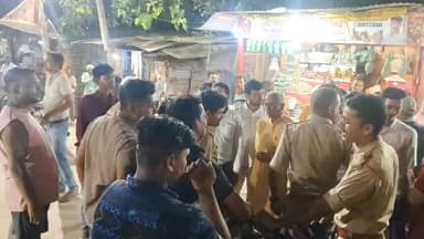 धाता बाजार में वाहन चेकिंग को लेकर व्यापारी और पुलिस आमने-सामने
दीपनारायण चौराहे पर चालान के बाद हुई बहस, स्थानीय लोगों ने कराया समझौता
व्यापारियों ने बाजार क्षेत्र में चेकिंग के तरीके पर उठाए सवाल, पुलिस ने सड़क सुरक्षा को बताया प्राथमिकता
✒️रिपोर्ट यूपी हेड नागेंद्र पांडये
फतेहपुर जिले के धाता कस्बे में वाहन चेकिंग अभियान के दौरान व्यापारियों और पुलिस के बीच हुई बहस चर्चा का विषय बन गई। दीपनारायण चौराहे पर एक व्यापारी की गाड़ी का चालान किए जाने के बाद कई व्यापारी मौके पर पहुंच गए और बाजार क्षेत्र में चल रहे चेकिंग अभियान पर अपनी आपत्ति दर्ज कराई। हालांकि कुछ देर की बातचीत और स्थानीय लोगों के हस्तक्षेप के बाद मामला शांत हो गया।
फतेहपुर जनपद के धाता कस्बे स्थित दीपनारायण चौराहे पर उस समय हलचल मच गई जब वाहन चेकिंग कर रहे पुलिसकर्मियों और स्थानीय व्यापारियों के बीच बहस हो गई। जानकारी के अनुसार कस्बा निवासी व्यापारी शिवम केसरवानी शाम के समय अपने गोदाम से दुकान की ओर जा रहे थे। इसी दौरान वाहन चेकिंग अभियान चला रही पुलिस टीम ने उनकी गाड़ी का चालान कर दिया।
चालान किए जाने के बाद व्यापारी ने पुलिस से आपत्ति जताते हुए कहा कि बाजार क्षेत्र में व्यापारियों को दिनभर गोदाम और दुकान के बीच कई बार आना-जाना पड़ता है। ऐसे में बाजार के भीतर बार-बार वाहन चेकिंग और चालान की कार्रवाई व्यापारिक गतिविधियों को प्रभावित करती है।
घटना की जानकारी मिलते ही अन्य व्यापारी भी मौके पर पहुंच गए। व्यापारियों ने पुलिस से मांग की कि बाजार क्षेत्र में चेकिंग अभियान चलाते समय व्यापारियों की व्यावहारिक समस्याओं को भी ध्यान में रखा जाए। कुछ समय तक दोनों पक्षों के बीच बहस चलती रही, जिससे मौके पर लोगों की भीड़ जमा हो गई।
मौके पर मौजूद स्थानीय नागरिकों और संभ्रांत लोगों ने हस्तक्षेप कर दोनों पक्षों को समझाया, जिसके बाद स्थिति सामान्य हुई। बाद में व्यापारियों और पुलिस अधिकारियों के बीच बातचीत भी हुई।
पुलिस ने क्या कहा?
धाता थाना प्रभारी अरविंद कुमार राय ने बताया कि वाहन चेकिंग अभियान नियमित प्रक्रिया का हिस्सा है और इसका उद्देश्य सड़क सुरक्षा सुनिश्चित करना तथा यातायात नियमों का पालन कराना है। उन्होंने कहा कि पुलिस किसी भी नागरिक या व्यापारी को अनावश्यक रूप से परेशान नहीं करना चाहती।
एसओ के अनुसार घटना के दौरान कोई गंभीर विवाद या तनाव की स्थिति नहीं बनी और आपसी संवाद के माध्यम से मामला शांतिपूर्वक समाप्त हो गया।
व्यापारियों की मांग
व्यापारियों का कहना है कि बाजार क्षेत्र में छोटे-छोटे कार्यों के लिए दिनभर आवाजाही करनी पड़ती है। ऐसे में स्थानीय व्यापारियों के लिए अलग व्यवस्था या व्यवहारिक समाधान पर विचार किया जाना चाहिए ताकि व्यापारिक गतिविधियां प्रभावित न हों और कानून व्यवस्था भी बनी रहे।
धाता कस्बे की यह घटना प्रशासन और व्यापारिक समुदाय के बीच बेहतर संवाद की आवश्यकता को रेखांकित करती है। जहां एक ओर सड़क सुरक्षा और यातायात नियमों का पालन आवश्यक है,वहीं दूसरी ओर स्थानीय व्यापारियों की व्यावहारिक समस्याओं को समझना भी महत्वपूर्ण है। संवाद और सहयोग के माध्यम से ऐसे विवादों को आसानी से सुलझाया जा सकता है।
NDNEWS की अपील
🔹यातायात नियमों का पालन प्रत्येक नागरिक की जिम्मेदारी है।
🔹पुलिस और जनता के बीच संवाद और सहयोग की भावना बनी रहनी चाहिए।
"संवाद से समाधान निकलता है। कानून का सम्मान और नागरिकों की सुविधा, दोनों लोकतांत्रिक व्यवस्था के महत्वपूर्ण स्तंभ हैं।"
👇👇
#हैशटैग
#NDNews
#दैनिकनिष्पक्षधारा
#FatehpurNews
#Dhata
#VehicleChecking
#TrafficRules
#PolicePublicDialogue
#BreakingNews
#RoadSafety
#DhataMarket
#UPPolice
#FatehpurPolice
#PublicAwareness
👇👇
@dgpup
@RSSorg
@UPGovt
@wpl1090
@RSSgeet
@Uppolice
@MIB_India
@PMOIndia
@HMOIndia
@abmanglik
@VHPDigital
@igrangealld
@myogioffice
@InfoDeptUP
@dmfatehpur
@sdmsadarftp
@CMOfficeUP
@CMOUP_RC
@ChiefSecyUP
@ChiefSecyUP
@MahantYogiG
@FatehpurSdm
@fatehpurpolice
@BajrangDalOrg
@112UttarPradesh
@myogiadityanath
@CommissionerPrg
@ADGZonPrayagraj
@uptrafficpolice
👇👇
🟥 ND NEWS | दैनिक निष्पक्ष धारा
मुख्य संपादक / संस्थापक: राजन सिंह हाड़ा
सह-संपादक: शालिनी सिंह भदौरिया
📍 कार्यालय-3: U158, हीरा स्वीट्स के पास, विकास मार्ग, लक्ष्मी नगर, पूर्वी दिल्ली, पिन कोड – (110092) (NCR)
📍 कार्यालय-2: विधानसभा रोड, बर्लिंगटन चौराहा, लखनऊ (226001) (UP)
📍 कार्यालय-1: 1/1 अटल बिहारी चौराहा, नियर बर्मा चौराहा, फतेहपुर (212601) (UP)
📅 दिनांक: 13 जून 2026
📆 दिन: शनिवार
📧 Email: ndnewschannel@gmail.com
📞 मोबाइल: 9696119696