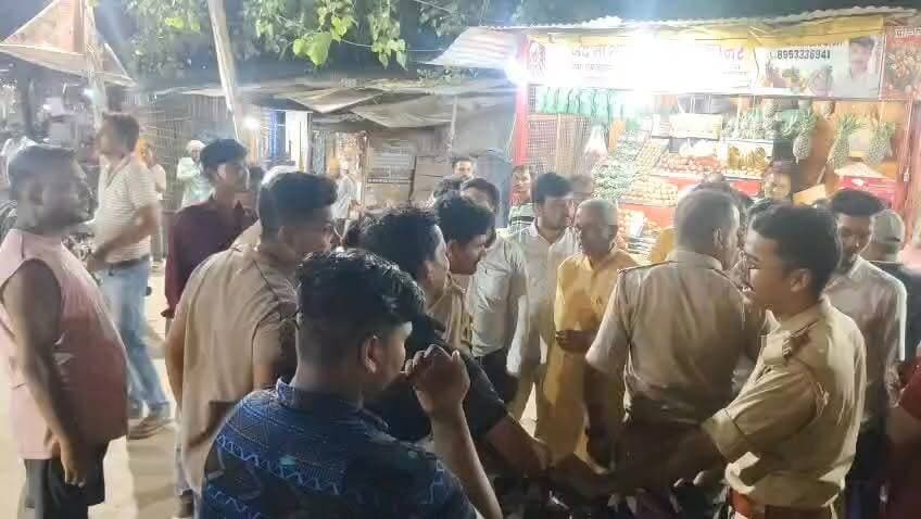 धाता बाजार में वाहन चेकिंग को लेकर व्यापारी और पुलिस आमने-सामने
दीपनारायण चौराहे पर चालान के बाद हुई बहस, स्थानीय लोगों ने कराया समझौता
व्यापारियों ने बाजार क्षेत्र में चेकिंग के तरीके पर उठाए सवाल, पुलिस ने सड़क सुरक्षा को बताया प्राथमिकता
✒️रिपोर्ट यूपी हेड नागेंद्र पांडये
फतेहपुर जिले के धाता कस्बे में वाहन चेकिंग अभियान के दौरान व्यापारियों और पुलिस के बीच हुई बहस चर्चा का विषय बन गई। दीपनारायण चौराहे पर एक व्यापारी की गाड़ी का चालान किए जाने के बाद कई व्यापारी मौके पर पहुंच गए और बाजार क्षेत्र में चल रहे चेकिंग अभियान पर अपनी आपत्ति दर्ज कराई। हालांकि कुछ देर की बातचीत और स्थानीय लोगों के हस्तक्षेप के बाद मामला शांत हो गया।
फतेहपुर जनपद के धाता कस्बे स्थित दीपनारायण चौराहे पर उस समय हलचल मच गई जब वाहन चेकिंग कर रहे पुलिसकर्मियों और स्थानीय व्यापारियों के बीच बहस हो गई। जानकारी के अनुसार कस्बा निवासी व्यापारी शिवम केसरवानी शाम के समय अपने गोदाम से दुकान की ओर जा रहे थे। इसी दौरान वाहन चेकिंग अभियान चला रही पुलिस टीम ने उनकी गाड़ी का चालान कर दिया।
चालान किए जाने के बाद व्यापारी ने पुलिस से आपत्ति जताते हुए कहा कि बाजार क्षेत्र में व्यापारियों को दिनभर गोदाम और दुकान के बीच कई बार आना-जाना पड़ता है। ऐसे में बाजार के भीतर बार-बार वाहन चेकिंग और चालान की कार्रवाई व्यापारिक गतिविधियों को प्रभावित करती है।
घटना की जानकारी मिलते ही अन्य व्यापारी भी मौके पर पहुंच गए। व्यापारियों ने पुलिस से मांग की कि बाजार क्षेत्र में चेकिंग अभियान चलाते समय व्यापारियों की व्यावहारिक समस्याओं को भी ध्यान में रखा जाए। कुछ समय तक दोनों पक्षों के बीच बहस चलती रही, जिससे मौके पर लोगों की भीड़ जमा हो गई।
मौके पर मौजूद स्थानीय नागरिकों और संभ्रांत लोगों ने हस्तक्षेप कर दोनों पक्षों को समझाया, जिसके बाद स्थिति सामान्य हुई। बाद में व्यापारियों और पुलिस अधिकारियों के बीच बातचीत भी हुई।
पुलिस ने क्या कहा?
धाता थाना प्रभारी अरविंद कुमार राय ने बताया कि वाहन चेकिंग अभियान नियमित प्रक्रिया का हिस्सा है और इसका उद्देश्य सड़क सुरक्षा सुनिश्चित करना तथा यातायात नियमों का पालन कराना है। उन्होंने कहा कि पुलिस किसी भी नागरिक या व्यापारी को अनावश्यक रूप से परेशान नहीं करना चाहती।
एसओ के अनुसार घटना के दौरान कोई गंभीर विवाद या तनाव की स्थिति नहीं बनी और आपसी संवाद के माध्यम से मामला शांतिपूर्वक समाप्त हो गया।
व्यापारियों की मांग
व्यापारियों का कहना है कि बाजार क्षेत्र में छोटे-छोटे कार्यों के लिए दिनभर आवाजाही करनी पड़ती है। ऐसे में स्थानीय व्यापारियों के लिए अलग व्यवस्था या व्यवहारिक समाधान पर विचार किया जाना चाहिए ताकि व्यापारिक गतिविधियां प्रभावित न हों और कानून व्यवस्था भी बनी रहे।
धाता कस्बे की यह घटना प्रशासन और व्यापारिक समुदाय के बीच बेहतर संवाद की आवश्यकता को रेखांकित करती है। जहां एक ओर सड़क सुरक्षा और यातायात नियमों का पालन आवश्यक है,वहीं दूसरी ओर स्थानीय व्यापारियों की व्यावहारिक समस्याओं को समझना भी महत्वपूर्ण है। संवाद और सहयोग के माध्यम से ऐसे विवादों को आसानी से सुलझाया जा सकता है।
NDNEWS की अपील
🔹यातायात नियमों का पालन प्रत्येक नागरिक की जिम्मेदारी है।
🔹पुलिस और जनता के बीच संवाद और सहयोग की भावना बनी रहनी चाहिए।
"संवाद से समाधान निकलता है। कानून का सम्मान और नागरिकों की सुविधा, दोनों लोकतांत्रिक व्यवस्था के महत्वपूर्ण स्तंभ हैं।"
👇👇
#हैशटैग
#NDNews
#दैनिकनिष्पक्षधारा
#FatehpurNews
#Dhata
#VehicleChecking
#TrafficRules
#PolicePublicDialogue
#BreakingNews
#RoadSafety
#DhataMarket
#UPPolice
#FatehpurPolice
#PublicAwareness
👇👇
@dgpup
@RSSorg
@UPGovt
@wpl1090
@RSSgeet
@Uppolice
@MIB_India
@PMOIndia
@HMOIndia
@abmanglik
@VHPDigital
@igrangealld
@myogioffice
@InfoDeptUP
@dmfatehpur
@sdmsadarftp
@CMOfficeUP
@CMOUP_RC
@ChiefSecyUP
@ChiefSecyUP
@MahantYogiG
@FatehpurSdm
@fatehpurpolice
@BajrangDalOrg
@112UttarPradesh
@myogiadityanath
@CommissionerPrg
@ADGZonPrayagraj
@uptrafficpolice
👇👇
🟥 ND NEWS | दैनिक निष्पक्ष धारा
मुख्य संपादक / संस्थापक: राजन सिंह हाड़ा
सह-संपादक: शालिनी सिंह भदौरिया
📍 कार्यालय-3: U158, हीरा स्वीट्स के पास, विकास मार्ग, लक्ष्मी नगर, पूर्वी दिल्ली, पिन कोड – (110092) (NCR)
📍 कार्यालय-2: विधानसभा रोड, बर्लिंगटन चौराहा, लखनऊ (226001) (UP)
📍 कार्यालय-1: 1/1 अटल बिहारी चौराहा, नियर बर्मा चौराहा, फतेहपुर (212601) (UP)
📅 दिनांक: 13 जून 2026
📆 दिन: शनिवार
📧 Email: ndnewschannel@gmail.com
📞 मोबाइल: 9696119696