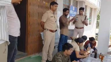 गोपालगंज: कोन्हवा मोड़ से उत्पाद विभाग की टीम ने कार से अवैध अंग्रेजी शराब 305.25 लीटर किया बरामद। आरोपित सुपौल जिले के नगर थाना क्षेत्र के मलिक चौक निवासी सूरज कुमार गिरफ्तार।
