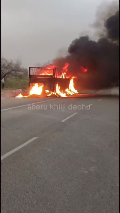 देचू थाना क्षेत्र के बावकान तालाब के निकट मूंगफली बीज से भरे ट्रक में लगी आग
एनएच जोधपुर-जैसलमेर रोड बालकान सेतरावा के राष्ट्रीय राजमार्ग 125 की घटना ।
सूचना पर देचू पुलिस पहुंची मौके पर यातायात को रोका गया।
राष्ट्रीय राजमार्ग पर वाहनों की लगी लंबी लाइनें।
ट्रक में आग लगने से फिलहाल कोई नहीं है जनहानि की सूचना ।
दमकल की मदद से आग बुझाने का किया जा रहा प्रयास।
#dechu #fire #phalodi