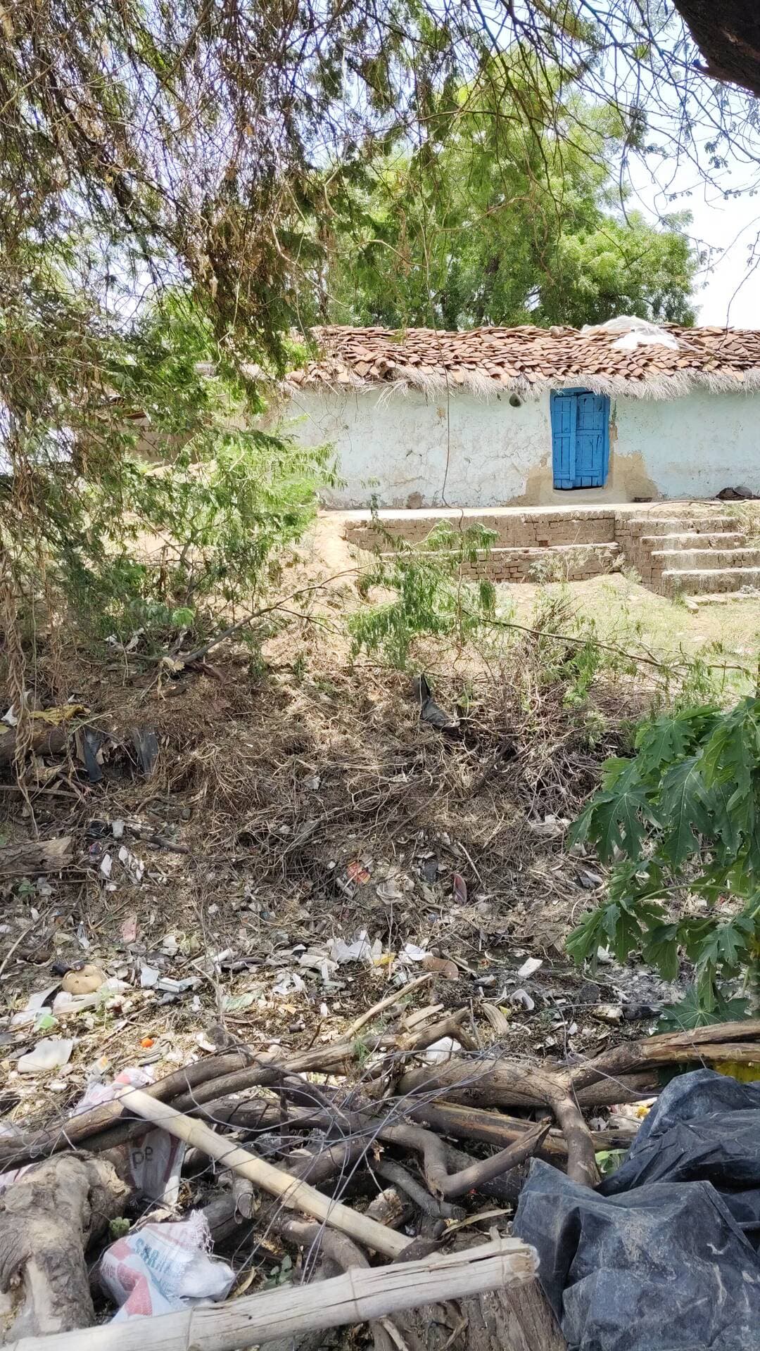 Hamirpur ke thana jalalpur gram Bangla
koi bhi sonvai nhi Hui h
aar sisi rod na hi Nala
aap bekh sakte h.