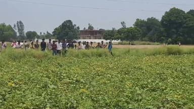 भाई ने बहन की हत्या कर कुएं में फेंका शव, पुलिस की तत्परता से हुआ सनसनीखेज खुलासा
थरियांव पुलिस की सक्रियता और एसपी अभिमन्यु मांगलिक के निर्देशन में आरोपी गिरफ्तार
हसवा क्षेत्र में रिश्तों को झकझोर देने वाली वारदात, जांच में जुटी पुलिस
✒️रिपोर्ट राहुल गुप्ता
उत्तर प्रदेश के फतेहपुर जनपद में रिश्तों को शर्मसार कर देने वाली एक दर्दनाक घटना सामने आई है। हसवा क्षेत्र में एक युवक द्वारा अपनी विवाहित बहन की हत्या कर शव को कुएं में फेंकने की सूचना ने पूरे जिले को स्तब्ध कर दिया। घटना की जानकारी मिलते ही पुलिस अधीक्षक अभिमन्यु मांगलिक के निर्देश पर थरियांव थाना पुलिस और स्थानीय पुलिस टीम ने तत्काल कार्रवाई करते हुए मौके पर पहुंचकर शव बरामद किया तथा आरोपी को हिरासत में लेकर पूछताछ शुरू कर दी। पुलिस की त्वरित कार्रवाई की स्थानीय स्तर पर सराहना की जा रही है।
फतेहपुर जनपद के हसवा क्षेत्र में शनिवार को उस समय सनसनी फैल गई जब एक युवक स्वयं पुलिस चौकी पहुंचकर अपनी बहन की हत्या करने की जानकारी देने लगा। सूचना मिलते ही पुलिस महकमा सक्रिय हो गया और पूरे मामले का तत्काल संज्ञान लिया गया।
पुलिस के अनुसार संदीप यादव पुत्र शिव सिंह यादव निवासी धनवा थाना थरियांव ने चौकी हसवा पहुंचकर बताया कि उसने अपनी बहन रंजू यादव (19 वर्ष), पत्नी पिंटू उर्फ अजय यादव निवासी सोनई बड़नपुर थाना राधानगर की गला दबाकर हत्या कर दी है तथा शव को एक कुएं में फेंक दिया है।
सूचना को गंभीरता से लेते हुए पुलिस अधीक्षक अभिमन्यु मांगलिक के निर्देश पर थरियांव थाना प्रभारी शमशेर बहादुर सिंह के नेतृत्व में पुलिस टीम तत्काल भारी पुलिस बल के साथ मौके पर पहुंची। पुलिस ने बताए गए स्थान की घेराबंदी कर कुएं से शव को बरामद कराया और आवश्यक वैधानिक कार्रवाई शुरू की।
प्रारंभिक पूछताछ में आरोपी ने बताया कि उसे अपनी बहन के संबंधों को लेकर संदेह था। आरोपी के अनुसार उसने बहन को समझाने का प्रयास किया, लेकिन बात न बनने पर कथित रूप से उसने यह खौफनाक कदम उठा लिया।
पुलिस सूत्रों के अनुसार आरोपी अहमदाबाद से कुछ दिन पहले फतेहपुर आया था। जांच में सामने आया कि वह अपनी बहन को उसके ससुराल से साथ लेकर निकला और हसवा क्षेत्र के जंगल की ओर ले गया। वहीं कथित रूप से घटना को अंजाम देने के बाद शव को कुएं में फेंक दिया गया।
पुलिस की तत्परता बनी चर्चा का विषय
इस संवेदनशील मामले में पुलिस अधीक्षक अभिमन्यु मांगलिक के त्वरित निर्देश और थरियांव थाना प्रभारी शमशेर बहादुर सिंह की सक्रिय कार्यशैली की स्थानीय लोगों द्वारा सराहना की जा रही है। सूचना प्राप्त होते ही पुलिस टीम ने बिना विलंब घटनास्थल पहुंचकर साक्ष्य सुरक्षित किए, शव बरामद कराया तथा आरोपी को हिरासत में लेकर गहन पूछताछ शुरू कर दी।
पुलिस अधिकारियों का कहना है कि मामले के सभी पहलुओं की निष्पक्ष जांच की जा रही है तथा उपलब्ध साक्ष्यों के आधार पर आगे की विधिक कार्रवाई सुनिश्चित की जाएगी।
फतेहपुर की यह घटना न केवल एक आपराधिक मामला है बल्कि सामाजिक स्तर पर भी कई गंभीर सवाल खड़े करती है। विशेषज्ञों का मानना है कि पारिवारिक विवादों और सामाजिक मतभेदों का समाधान संवाद और कानून के माध्यम से होना चाहिए। फिलहाल पुलिस मामले की विस्तृत जांच कर रही है और जांच के निष्कर्षों का इंतजार किया जा रहा है।
🔹किसी भी पारिवारिक विवाद का समाधान कानून और संवाद के माध्यम से करें।
"रिश्तों की मजबूती विश्वास से होती है, हिंसा से नहीं। कानून का सम्मान और मानव जीवन का मूल्य सर्वोपरि है।"
👇👇👇
#NDNews
#दैनिकनिष्पक्षधारा
#FatehpurNews
#Haswa
#Thariyaw
#BreakingNews
#CrimeNews
#WomenSafety
#UPPolice
#AbhimanyuManglik
#ShamsherBahadur
#FatehpurPolice
#Justice
#LawAndOrder
#PublicSafety
👇👇
@dgpup
@RSSorg
@UPGovt
@wpl1090
@RSSgeet
@Uppolice
@MIB_India
@PMOIndia
@HMOIndia
@abmanglik
@VHPDigital
@igrangealld
@myogioffice
@InfoDeptUP
@dmfatehpur
@sdmsadarftp
@CMOfficeUP
@CMOUP_RC
@UPPRD1948
@ChiefSecyUP
@ChiefSecyUP
@MahantYogiG
@FatehpurSdm
@fatehpurpolice
@BajrangDalOrg
@112UttarPradesh
@myogiadityanath
@CommissionerPrg
@ADGZonPrayagraj
👇👇
🟥 ND NEWS | दैनिक निष्पक्ष धारा
मुख्य संपादक / संस्थापक: राजन सिंह हाड़ा
सह-संपादक: शालिनी सिंह भदौरिया
📍 कार्यालय-3: U158, हीरा स्वीट्स के पास, विकास मार्ग, लक्ष्मी नगर, पूर्वी दिल्ली, पिन कोड – 110092 (NCR)
📍 कार्यालय-2: विधानसभा रोड, बर्लिंगटन चौराहा, लखनऊ – 226001 (UP)
📍 कार्यालय-1: 1/1 अटल बिहारी चौराहा, नियर बर्मा चौराहा, फतेहपुर – 212601 (UP)
📅 दिनांक: 13 जून 2026
📆 दिन: शनिवार
📧 Email: ndnewschannel@gmail.com
📞 मोबाइल: 9696119696