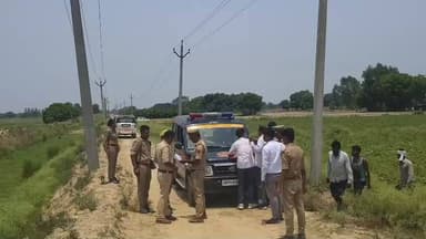 भाई ने बहन की हत्या कर कुएं में फेंका शव, पुलिस की तत्परता से हुआ सनसनीखेज खुलासा
थरियांव पुलिस की सक्रियता और एसपी अभिमन्यु मांगलिक के निर्देशन में आरोपी गिरफ्तार
हसवा क्षेत्र में रिश्तों को झकझोर देने वाली वारदात, जांच में जुटी पुलिस
✒️रिपोर्ट राहुल गुप्ता
उत्तर प्रदेश के फतेहपुर जनपद में रिश्तों को शर्मसार कर देने वाली एक दर्दनाक घटना सामने आई है। हसवा क्षेत्र में एक युवक द्वारा अपनी विवाहित बहन की हत्या कर शव को कुएं में फेंकने की सूचना ने पूरे जिले को स्तब्ध कर दिया। घटना की जानकारी मिलते ही पुलिस अधीक्षक अभिमन्यु मांगलिक के निर्देश पर थरियांव थाना पुलिस और स्थानीय पुलिस टीम ने तत्काल कार्रवाई करते हुए मौके पर पहुंचकर शव बरामद किया तथा आरोपी को हिरासत में लेकर पूछताछ शुरू कर दी। पुलिस की त्वरित कार्रवाई की स्थानीय स्तर पर सराहना की जा रही है।
फतेहपुर जनपद के हसवा क्षेत्र में शनिवार को उस समय सनसनी फैल गई जब एक युवक स्वयं पुलिस चौकी पहुंचकर अपनी बहन की हत्या करने की जानकारी देने लगा। सूचना मिलते ही पुलिस महकमा सक्रिय हो गया और पूरे मामले का तत्काल संज्ञान लिया गया।
पुलिस के अनुसार संदीप यादव पुत्र शिव सिंह यादव निवासी धनवा थाना थरियांव ने चौकी हसवा पहुंचकर बताया कि उसने अपनी बहन रंजू यादव (19 वर्ष), पत्नी पिंटू उर्फ अजय यादव निवासी सोनई बड़नपुर थाना राधानगर की गला दबाकर हत्या कर दी है तथा शव को एक कुएं में फेंक दिया है।
सूचना को गंभीरता से लेते हुए पुलिस अधीक्षक अभिमन्यु मांगलिक के निर्देश पर थरियांव थाना प्रभारी शमशेर बहादुर सिंह के नेतृत्व में पुलिस टीम तत्काल भारी पुलिस बल के साथ मौके पर पहुंची। पुलिस ने बताए गए स्थान की घेराबंदी कर कुएं से शव को बरामद कराया और आवश्यक वैधानिक कार्रवाई शुरू की।
प्रारंभिक पूछताछ में आरोपी ने बताया कि उसे अपनी बहन के संबंधों को लेकर संदेह था। आरोपी के अनुसार उसने बहन को समझाने का प्रयास किया, लेकिन बात न बनने पर कथित रूप से उसने यह खौफनाक कदम उठा लिया।
पुलिस सूत्रों के अनुसार आरोपी अहमदाबाद से कुछ दिन पहले फतेहपुर आया था। जांच में सामने आया कि वह अपनी बहन को उसके ससुराल से साथ लेकर निकला और हसवा क्षेत्र के जंगल की ओर ले गया। वहीं कथित रूप से घटना को अंजाम देने के बाद शव को कुएं में फेंक दिया गया।
पुलिस की तत्परता बनी चर्चा का विषय
इस संवेदनशील मामले में पुलिस अधीक्षक अभिमन्यु मांगलिक के त्वरित निर्देश और थरियांव थाना प्रभारी शमशेर बहादुर सिंह की सक्रिय कार्यशैली की स्थानीय लोगों द्वारा सराहना की जा रही है। सूचना प्राप्त होते ही पुलिस टीम ने बिना विलंब घटनास्थल पहुंचकर साक्ष्य सुरक्षित किए, शव बरामद कराया तथा आरोपी को हिरासत में लेकर गहन पूछताछ शुरू कर दी।
पुलिस अधिकारियों का कहना है कि मामले के सभी पहलुओं की निष्पक्ष जांच की जा रही है तथा उपलब्ध साक्ष्यों के आधार पर आगे की विधिक कार्रवाई सुनिश्चित की जाएगी।
फतेहपुर की यह घटना न केवल एक आपराधिक मामला है बल्कि सामाजिक स्तर पर भी कई गंभीर सवाल खड़े करती है। विशेषज्ञों का मानना है कि पारिवारिक विवादों और सामाजिक मतभेदों का समाधान संवाद और कानून के माध्यम से होना चाहिए। फिलहाल पुलिस मामले की विस्तृत जांच कर रही है और जांच के निष्कर्षों का इंतजार किया जा रहा है।
🔹किसी भी पारिवारिक विवाद का समाधान कानून और संवाद के माध्यम से करें।
"रिश्तों की मजबूती विश्वास से होती है, हिंसा से नहीं। कानून का सम्मान और मानव जीवन का मूल्य सर्वोपरि है।"
👇👇👇
#NDNews
#दैनिकनिष्पक्षधारा
#FatehpurNews
#Haswa
#Thariyaw
#BreakingNews
#CrimeNews
#WomenSafety
#UPPolice
#AbhimanyuManglik
#ShamsherBahadur
#FatehpurPolice
#Justice
#LawAndOrder
#PublicSafety
👇👇
@dgpup
@RSSorg
@UPGovt
@wpl1090
@RSSgeet
@Uppolice
@MIB_India
@PMOIndia
@HMOIndia
@abmanglik
@VHPDigital
@igrangealld
@myogioffice
@InfoDeptUP
@dmfatehpur
@sdmsadarftp
@CMOfficeUP
@CMOUP_RC
@UPPRD1948
@ChiefSecyUP
@ChiefSecyUP
@MahantYogiG
@FatehpurSdm
@fatehpurpolice
@BajrangDalOrg
@112UttarPradesh
@myogiadityanath
@CommissionerPrg
@ADGZonPrayagraj
👇👇
🟥 ND NEWS | दैनिक निष्पक्ष धारा
मुख्य संपादक / संस्थापक: राजन सिंह हाड़ा
सह-संपादक: शालिनी सिंह भदौरिया
📍 कार्यालय-3: U158, हीरा स्वीट्स के पास, विकास मार्ग, लक्ष्मी नगर, पूर्वी दिल्ली, पिन कोड – 110092 (NCR)
📍 कार्यालय-2: विधानसभा रोड, बर्लिंगटन चौराहा, लखनऊ – 226001 (UP)
📍 कार्यालय-1: 1/1 अटल बिहारी चौराहा, नियर बर्मा चौराहा, फतेहपुर – 212601 (UP)
📅 दिनांक: 13 जून 2026
📆 दिन: शनिवार
📧 Email: ndnewschannel@gmail.com
📞 मोबाइल: 9696119696