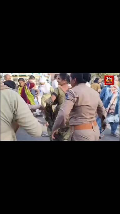प्रशासन और आम लोगों के बीच हाथापाई, मौके पर तनाव का माहौल
#Bihar #ViralVideo #BreakingNews #Police #Public #BiharNews #24HQLiveBihar #NewsUpdate #ViralNews #LatestNews#latestnews #viralnews