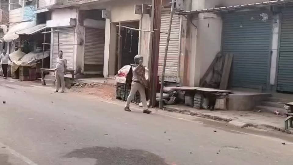 बिहार में इन दिनों अजीबो-गरीब घटनाएं लगातार सामने आ रही हैं। अब एक वायरल वीडियो चर्चा में है, जिसमें पुलिस और स्थानीय लोगों के बीच जमकर पथराव होता दिखाई दे रहा है
#Bihar #ViralVideo #Police #Pathrao #BreakingNews #BiharNews #ViralNews #24HQLiveBihar #NewsUpdate #PublicVsPolice #TrendingNews #BiharUpdate