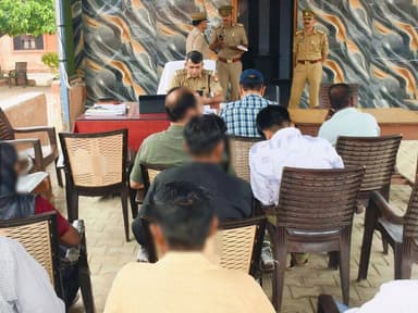 #थाना_समाधान_दिवस
#एसपी_रामपुर द्वारा थाना समाधान दिवस के अवसर पर थाना पटवाई पर जनसुनवाई कर फरियादियों की समस्याओं/शिकायतों को सुना गया, जनसुनवाई के दौरान प्राप्त शिकायतों के शीघ्र व गुणवत्तापूर्ण निस्तारण हेतु सम्बन्धित को आवश्यक आदेश-निर्देश दिये गये ।
#UPPolice
#RampurPolice