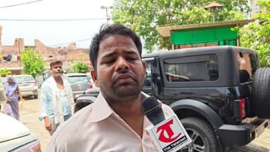 थाना दिवस पर लेखपाल व ग्राम प्रधान पर रिश्वतखोरी और भेदभाव के आरोप, पीड़ित ने कोतवाली में दी तहरीर
#हरदोई : कोतवाली क्षेत्र बेनीगंज की ग्राम पंचायत कोरोकला के मजरा खेरवा निवासी कमलेश पुत्र संतराम ने शनिवार को आयोजित थाना दिवस में पहुंचकर क्षेत्रीय लेखपाल एवं ग्राम प्रधान पक्ष पर गंभीर आरोप लगाते हुए कोतवाली बेनीगंज में प्रार्थना पत्र दिया। मामले की शिकायत नायब तहसीलदार कोथावां अनुपमा वर्मा एवं प्रभारी निरीक्षक सतीश चंद्र के समक्ष की गई।
पीड़ित कमलेश का आरोप है कि वह अपने पूर्वजों के मकान से लगी सहन की भूमि पर निर्माण कार्य करा रहा था। इसी दौरान ग्राम प्रधान द्वारा सूचना दिए जाने पर क्षेत्रीय लेखपाल मौके पर पहुंचे। आरोप है कि निर्माण कार्य को लेकर लेखपाल एवं ग्राम प्रधान पक्ष द्वारा उससे ₹20,000 की मांग की गई। पीड़ित का कहना है कि धनराशि दिए जाने के बावजूद उसका निर्माण कार्य रुकवा दिया गया, जिससे उसे आर्थिक और मानसिक परेशानी का सामना करना पड़ रहा है।
प्रार्थी ने अपने शिकायती पत्र में यह भी आरोप लगाया है कि ग्राम समाज की खलिहान एवं होलिका दहन की भूमि पर ग्राम प्रधान पक्ष द्वारा अवैध कब्जा कर बाउंड्रीवाल का निर्माण कराया गया है। साथ ही उक्त भूमि पर खेती किए जाने का भी आरोप लगाया गया है। पीड़ित ने मामले में जातिगत भेदभाव, गरीबों के उत्पीड़न तथा प्रशासनिक संरक्षण मिलने जैसे गंभीर आरोप भी लगाए हैं।
कमलेश ने प्रशासन से पूरे मामले की निष्पक्ष एवं मजिस्ट्रेटी जांच कराए जाने की मांग करते हुए दोषियों के विरुद्ध कठोर कानूनी कार्रवाई की मांग की है। साथ ही अपने मकान निर्माण कार्य में उत्पन्न की जा रही बाधाओं को दूर कर न्याय दिलाने की अपील की है।
थाना दिवस के दौरान मौजूद अधिकारियों ने मामले को गंभीरता से लेते हुए जांच कर आवश्यक कार्रवाई किए जाने का आश्वासन दिया है।
वहीं दूसरी ओर क्षेत्रीय लेखपाल सुभाष कुमार ने अपने ऊपर लगाए गए सभी आरोपों को निराधार और बेबुनियाद बताया है। उनका कहना है कि उन्होंने किसी भी व्यक्ति से किसी प्रकार का लेन-देन नहीं किया है और शिकायत में लगाए गए आरोप सत्य नहीं हैं।
अब देखना यह होगा कि प्रशासन इस मामले की निष्पक्ष जांच कर सच्चाई को सामने लाने तथा दोषी पाए जाने वाले पक्ष के विरुद्ध क्या कार्रवाई करता है।
#रिपोर्ट: पुनीत मिश्रा/बेनीगंज