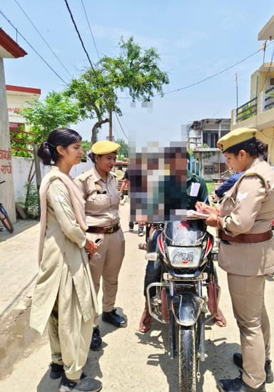 SSP_BDN के निर्देशन में #MissionShakti5 अभियान के अन्तर्गत #थाना_बिनावर की #एन्टीरोमियो_टीम द्वारा प्रमुख बाजारों, भीड़-भाड़ वाले स्थानों व स्कूल, पार्क आदि पर चेकिंग कर संदिग्ध/अनावश्यक घूम रहे व्यक्तियों से पूछताछ की गयी।#MissionShakti5UPP https://t.co/UcirXET43p