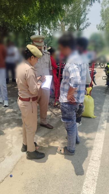 SSP_BDN के निर्देशन में #MissionShakti5 अभियान के अन्तर्गत #थाना_सिविललाइन की #एन्टीरोमियो_टीम द्वारा प्रमुख बाजारों, भीड़-भाड़ वाले स्थानों व स्कूल, पार्क आदि पर चेकिंग कर संदिग्ध/अनावश्यक घूम रहे व्यक्तियों से पूछताछ की गयी।#MissionShakti5UPP https://t.co/0f0DIQqor8