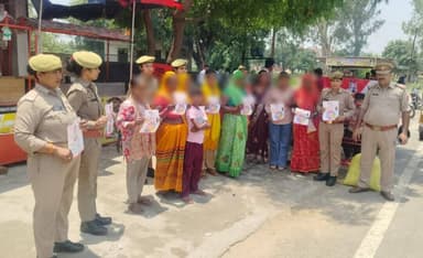 #SSP__BDN के निर्देशन मे #थाना_सिविललाइन मिशन शक्ति टीम द्वारा #नारी_सुरक्षा_सम्मान_स्वावलंबन के लिए समर्पित #MissionShakti5 अभियान के अंतर्गत क्षेत्र में महिलाओंं/बालिकाओं को सरकार द्वारा जारी हेल्पलाइन नंम्बर/साइबर अपराध के बारे मे जागरूक किया गया। https://t.co/WWJG7LtHtE
