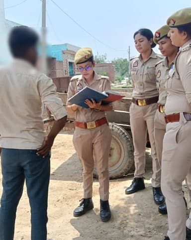 SSP_BDN के निर्देशन में #MissionShakti5 अभियान के अन्तर्गत #थाना_मुजरिया की #एन्टीरोमियो_टीम द्वारा प्रमुख बाजारों, भीड़-भाड़ वाले स्थानों व स्कूल, पार्क आदि पर चेकिंग कर संदिग्ध/अनावश्यक घूम रहे व्यक्तियों से पूछताछ की गयी।#MissionShakti5UPP https://t.co/H2L30vVaO9