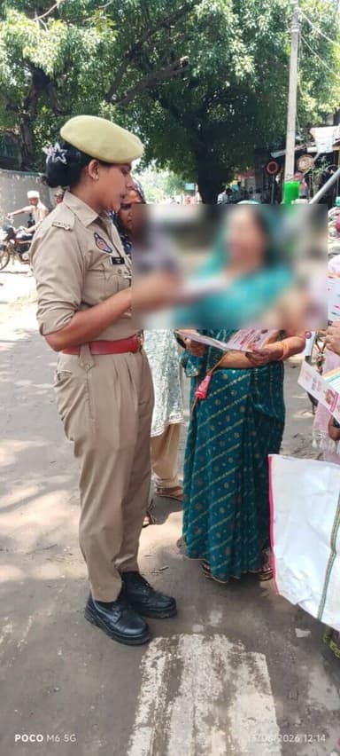 #SSP__BDN के निर्देशन मे #थाना_हजरतपुर मिशन शक्ति टीम द्वारा #नारी_सुरक्षा_सम्मान_स्वावलंबन के लिए समर्पित #MissionShakti5 अभियान के अंतर्गत क्षेत्र में महिलाओंं/बालिकाओं को सरकार द्वारा जारी हेल्पलाइन नंम्बर/साइबर अपराध के बारे मे जागरूक किया गया। https://t.co/6XCwEkpprL