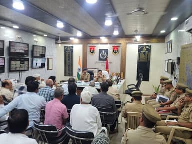 आगामी त्यौहार मोहर्रम के दृष्टिगत पुलिस अधीक्षक नगर, मेरठ द्वारा पीस कमेटी की मीटिंग आयोजित कर शांति एवं सौहार्द बनाए रखने की अपील की गई। #MeerutPolice #UPPolice https://t.co/Ij995XGazx