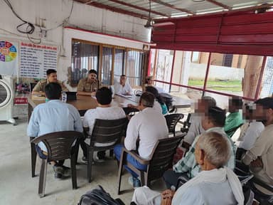 #Meerutpolice आज दिनांक 13.06.2026 को पुलिस अधीक्षक ग्रामीण, मेरठ द्वारा थाना समाधान दिवस के अवसर पर थाना जानी पर मौजूद रहकर आने वाले फरियादियों की समस्याओं को सुनकर विधिक कार्यवाही हेतु सम्बन्धित को निर्देशित किया गया। #UPPolice https://t.co/UdQVuL62JI