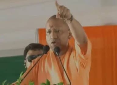 योगी बोले- अखिलेश की बेटी पर गलत टिप्पणी बर्दाश्त नहीं: बेटी, बेटी होती है...सपा प्रमुख अपने चेलों को समझाएं, वरना हमारे हवाले कर दें
सीएम योगी ने सपा प्रमुख अखिलेश यादव की बेटी अदिति पर आपत्तिजनक टिप्पणी पर पहली बार प्रतिक्रिया दी। उन्होंने आजमगढ़ में शनिवार को कहा-बेटी, बेटी होती है और उसका सम्मान होना चाहिए। मैं पिछले दिनों देख रहा था कि सपा प्रमुख की बेटी के खिलाफ कुछ लोगों ने गलत टिप्पणी की थी। मैंने तत्काल पुलिस से कहा कि FIR दर्ज करो। बेटी के खिलाफ कोई भी अपमानजनक टिप्पणी बर्दाश्त नहीं की जाएगी।
सीएम योगी आदित्यनाथ ने कहा-
" हम तो उस संस्कार में पले-बढ़े हैं, जहां कहा जाता है कि गांव की बेटी सबकी बेटी होती है, गांव की बहन सबकी बहन होती है। हमने कोई भेदभाव नहीं किया। अखिलेश जी दूसरों को उपदेश देते हो, तो अपने चेलों-चपाटों को भी उपदेश दे दो कि अपनी भाषा पर थोड़ा संयम रखें। टिप्पणी करने से पहले खुद भी सोच लिया करें।
وو
योगी ने कहा- सपा के लोग बहनों, दिवंगत लोगों, वरिष्ठ नेताओं, बेटियों और बुजुर्गों के प्रति किस प्रकार की भाषा का इस्तेमाल करते हैं। अखिलेश जी उन्हें समझाइए। अगर नहीं समझते हैं, तो हमारे हवाले कर दीजिए, हम उन्हें समझा देंगे।
सीएम योगी ने आजमगढ़ में 955 करोड़ की 39 विकास परियोजनाओं का लोकापर्ण और शिलान्यास भी किया। मंच पर मंत्री राजभर भी मौजूद रहे।
अदिति यादव (23) को लेकर सोशल मीडिया पर आपत्तिजनक पोस्ट करने के मामले में गुरुवार को कानपुर-प्रतापगढ़ में FIR दर्ज हुई। कानपुर में अधिवक्ता सभा के राष्ट्रीय सचिव प्रवीण यादव की शिकायत पर भरत पटेल, नागेश्वर सिंह बघेल और विनोद यादव के खिलाफ केस दर्ज हुआ।
इसके अलावा प्रतापगढ़ में सपा के महासचिव अब्दुल कादिर जिलानी की तहरीर पर शीतला सुजान कवि नाम की आईडी पर मुकदमा दर्ज हुआ। चारों पर आरोप है कि इन लोगों ने सोशल मीडिया पर अदिति के खिलाफ आपत्तिजनक पोस्ट की। इससे समाज में अखिलेश यादव और उनके परिवार की छवि धूमिल हुई। इसलिए इनके खिलाफ सख्त कार्रवाई की जाए।