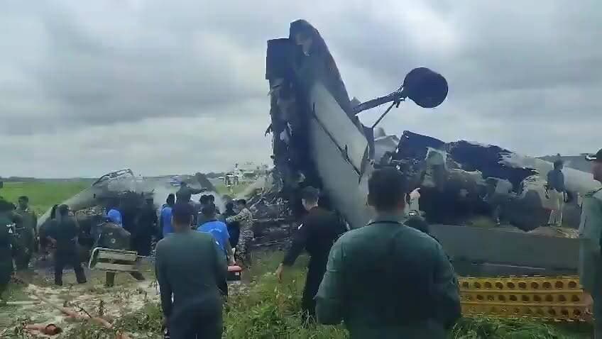 असम के जोरहाट में एयरफोर्स का AN 32 वायुसेना का क्रैश हुए विमान के अंदर मौजूद थे कई जवान....एयरबेस के अंदर लैंडिंग के दौरान विमान में आग लग गई. फिलहाल
#IAF #Jorhat #Assam