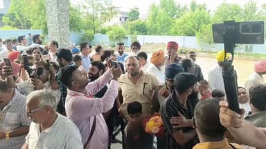 मुख्यमंत्री पुष्कर सिंह धामी पहुंचे गदरपुर विधायक अरविंद पांडे के आवास #LIVE 🔴🔴
#Gadarpur #PushkarSinghDhami #ArvindPandey #UttarakhandPolitics #CMVisit #PoliticalNews #UttarakhandNews #BreakingNews #GadarpurNews #StatePolitics