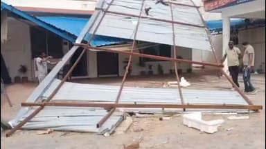 चूरू में रफ्तार भरी आंधी का कहर.. उड़े टीनशेड.. चूरू एसपी कार्यालय में नुकसान.. खम्भे पेड़ भी धराशाही..
#fyiシ゚viral #4समाचार #letestnewshindi #खबरसमाचार #अंधड़ #तूफान #dmchuru #mlachuru #आपदा प्रबंधन