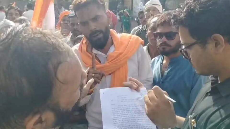 मूलभूत सुविधाओं को लेकर ग्रामीणों का प्रदर्शन, सैकड़ों लोगों ने निकाली रैली, कलेक्टर के नाम सौंपा ज्ञापन
#cmmohanyadav #collectarumaria #स्वराजexpresssmbc #jansmparkumaria #cmobhopal #proumaria #jansamparkmadhyapradesh