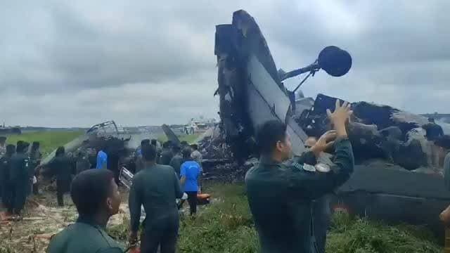 #असम में #भारतीय #एयरफोर्स का #जहाज #गिरा।
भारतीय वायु सेना (IAF) का एक AN-32 ट्रांसपोर्ट एयरक्राफ्ट 13 जून को असम के जोरहाट एयरफोर्स स्टेशन पर दुर्घटनाग्रस्त हो गया।
लैंडिंग के दौरान विमान में आग लग गई और वह परिसर में ही गिर गया, जिसके बाद राहत और बचाव कार्य जारी हैं।
