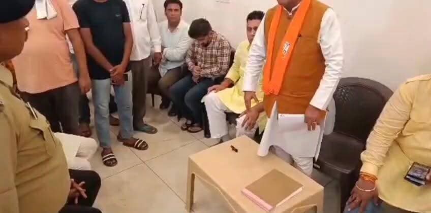 Uttarakhand: पुलिस पर बरसे पूर्व CM निशंक, पुलिस अधिकारी को कहा BJP का शासन है किसी की बपौती नहीं ||
.
#rameshpokhriyalnishank #nishank #uttarakhandnews #uttarakhandpolitics #bjp #bjputtarakhand #pushkarsinghdhami #cmdhami #uttarakhandsarkar #dehradunnews #police #uttarakhandpolice #politicalnews #breakingnews #viralnews #trendingnews #hindinews #indianews #bjpgovernment #politicalstatement #formercm #rameshpokhriyal #uttarakhandupdates #newsupdate #dehradun #publicissue #government #pahadnews #latestnews #रमेशपोखरियालनिशं #उत्तराखंड #उत्तराखंडसमाचार #बीजेपी
