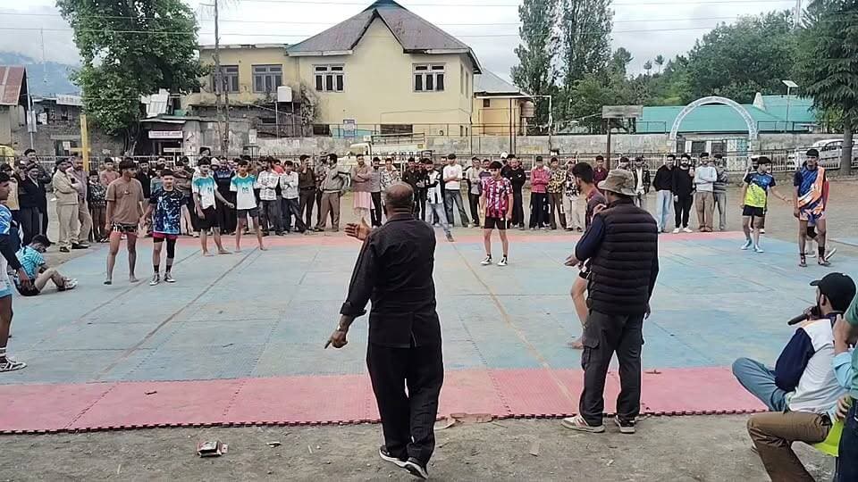 सलूणी: Live लक्ष्या अकैडमी द्वारा आयोजित तीन दिवसीय खेलकूद एवं टूर्नामेंट के दूसरे दिन कबड्डी प्रतियोगिता का रोमांचक आगाज़ हुआ।
इंटेक्स यूनियन वर्सिज ज्वालाजी
प्रतियोगिता के पहले मुकाबले में खिलाड़ियों ने शानदार प्रदर्शन करते हुए खेल भावना और दमदार खेल का परिचय दिया। दर्शकों ने भी खिलाड़ियों का उत्साहवर्धन कर मुकाबले का भरपूर आनंद लिया।
#लक्ष्या_अकैडमी #कबड्डी_टूर्नामेंट #सलूणी #खेलकूद #Kabaddi #SportsNews #Salooni #ChambaNews #HimachalPradesh