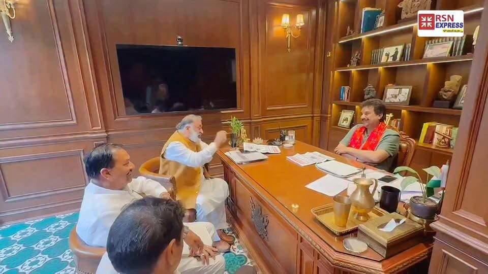 चौधरी कुलदीप बिश्नोई के लिए बड़ा राजनीतिक संदेश!
भाई वीरेश शांडलिया ने शेरो-शायरी के अंदाज में चौधरी कुलदीप बिश्नोई को राजनीति में आगे बढ़ने का संदेश दिया। उनकी बातों को कुलदीप बिश्नोई ने पूरे ध्यान और आत्मीयता से सुना।
मुलाकात के बाद चौधरी कुलदीप बिश्नोई ने अपने सोशल मीडिया पर वीरेश शांडलिया के प्रति सम्मान व्यक्त करते हुए लिखा कि उनके शब्दों में अपनापन, संवेदनशीलता और पारिवारिक संस्कार झलकते हैं। उन्होंने कहा कि वीरेश शांडलिया ने हमेशा परिवार के सदस्य की तरह सुख-दुःख में साथ निभाया है और उनके हृदय से निकले विचारों ने उन्हें भाव-विभोर कर दिया।
कुलदीप बिश्नोई ने उनके उत्तम स्वास्थ्य, निरंतर प्रगति और जीवन में नई ऊँचाइयों की कामना भी की।
#KuldeepBishnoi #VireshShandilya #HaryanaPolitics #BJP #PoliticalMessage #SheroShayari