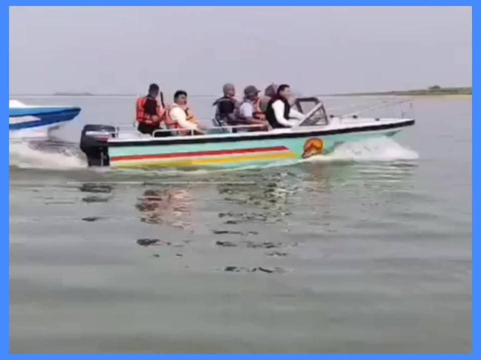 क्याकिंग प्रतियोगिता के बहाने ही सही मुख्यमंत्री पुष्कर सिंह धामी और गदरपुर विधायक अरविंद पांडे एक नाव में सवार हुए...।
#PushkarSinghDhami #ArvindPandey #KayakingCompetition #Gadarpur #Uttarakhand #Politics #UttarakhandNews #CMDhami #Kayaking