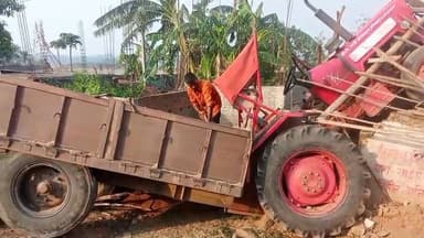 बालू खाली करने के लिए जगह नहीं मिली तो चालक ने घर के छप्पर में खड़ा किया ट्रेक्टर,,,,,, विशुनपुर का मामला
#सीतापुर #खनिज_विभाग