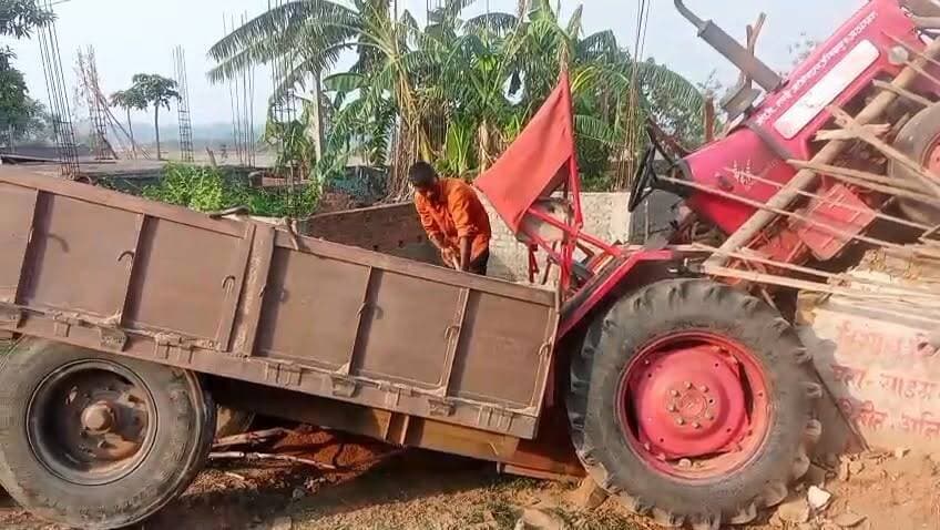 बालू खाली करने के लिए जगह नहीं मिली तो चालक ने घर के छप्पर में खड़ा किया ट्रेक्टर,,,,,, विशुनपुर का मामला
#सीतापुर #खनिज_विभाग