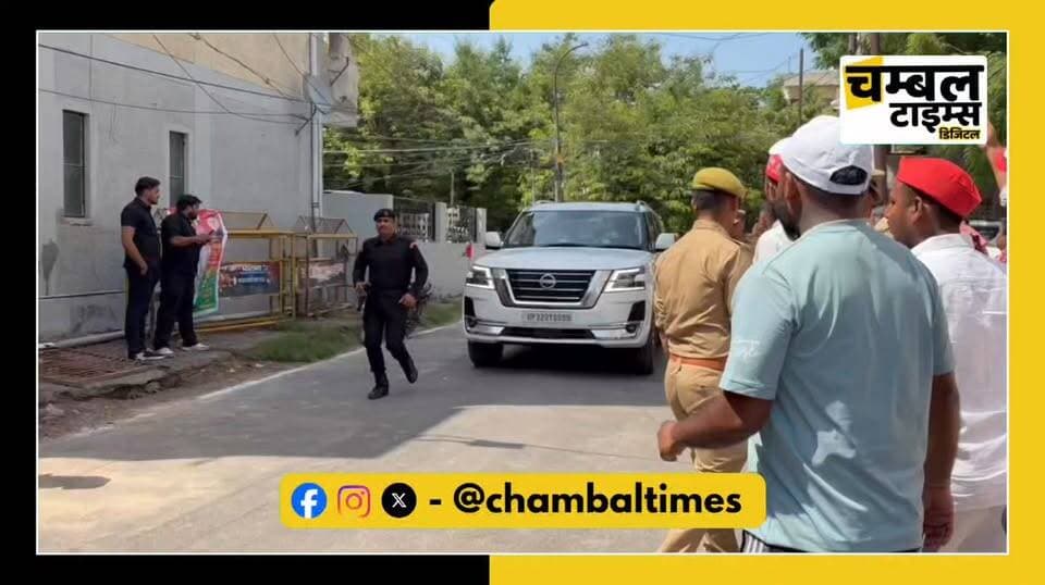 आगरा पहुंचे सपा प्रमुख अखिलेश यादव, दो दिवसीय दौरे से बढ़ी सियासी हलचल
रामजीलाल सुमन के आवास पहुंचकर जताई शोक संवेदना, आज कई कार्यक्रमों में होंगे शामिल
समाजवादी पार्टी के राष्ट्रीय अध्यक्ष एवं पूर्व मुख्यमंत्री Akhilesh Yadav दो दिवसीय आगरा दौरे पर पहुंच गए हैं।
आगरा पहुंचने के बाद उन्होंने राज्यसभा सांसद Ramjilal Suman के आवास पहुंचकर उनके नाती के निधन पर शोक संवेदना व्यक्त की।
सपा प्रमुख के आगमन पर रामजीलाल सुमन के आवास पर नेताओं, पदाधिकारियों और कार्यकर्ताओं की भारी भीड़ उमड़ पड़ी।
निर्धारित कार्यक्रम के अनुसार दोपहर 2:40 बजे डॉ. आलोक पारिक के आवास, इसके बाद सपा नेता विनय अग्रवाल के आवास पर व्यापारियों से मुलाकात करेंगे। शाम 4:20 बजे लॉयर्स कॉलोनी में विकास महाजन के आवास तथा 5:10 बजे रिजवान के आवास पर कार्यकर्ताओं से संवाद का कार्यक्रम है।
रात्रि विश्राम दिव्या कृष्ण गुरुजी के आवास पर करेंगे। वहीं 14 जून को आईटीसी मुगल में आयोजित ‘Vision India’ कार्यक्रम में शामिल होकर छोटे कारोबारियों, रोजगार और स्थानीय अर्थव्यवस्था से जुड़े मुद्दों पर चर्चा करेंगे।
अखिलेश यादव के दौरे को लेकर आगरा की राजनीतिक फिजाओं में हलचल तेज हो गई है और सपा कार्यकर्ताओं में खासा उत्साह देखने को मिल रहा है।
#AkhileshYadav #SamajwadiParty #Agra #AgraNews #RamjilalSuman #UPPolitics #PoliticalNews #VisionIndia #BreakingNews #SPNews #UttarPradesh #AgraVisit #ChambalTimes #PoliticalUpdate #AgraBreaking