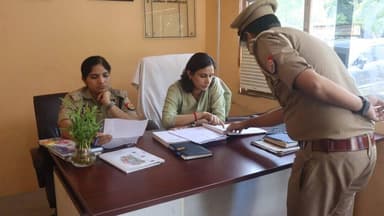 #fatehgarhpolice ~ सम्पूर्ण समाधान दिवस
जिलाधिकारी फर्रुखाबाद एवं पुलिस अधीक्षक फतेहगढ द्वारा संयुक्त रुप से थाना दिवस के अवसर पर थाना कादरीगेट पर मौजूद रहकर जन-सुनवाई की गयी तथा फरियादियों की समस्याओं का अनुश्रवण किया गया।
इस दौरान फरियादियों से संवाद कर उनकी शिकायतों को गम्भीरता पूर्वक सुनते हुए शिकायत निस्तारण के प्रति उनको आश्वस्त किया गया एवं सम्बन्धित पुलिस एवं राजस्व विभाग के अधि0/कर्म0 को निस्तारण के सम्बन्ध में आवश्यक दिशा-निर्देश दिए गए।