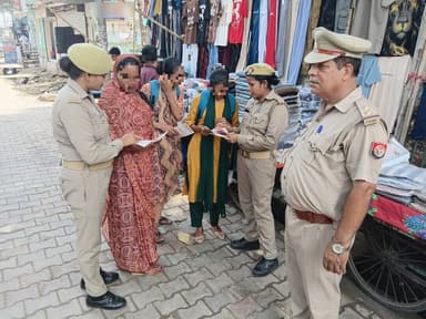 #SPSambhal @Krishan_IPS के निर्देशन में मिशन शक्ति टीम महिला थाना द्वारा गाँधी पार्क चन्दौसी थाना चन्दौसी में बालिकाओं/महिलाओं को #MissionShakti5 अभियान के अंतर्गत नारी सुरक्षा सशक्तिकरण व #CyberAwareness हेतु जागरूक किया।
#नारी_सुरक्षा_सम्मान_स्वावलंबन https://t.co/q8UKA5ch31