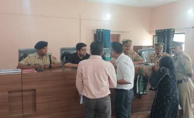 #AligarhPolice
आज दिनांक 13.06.2026 को थाना समाधान दिवस के अवसर पर क्षेत्राधिकारी इगलास श्री कमलेश कुमार एवं उपजिलाधिकारी इगलास द्वारा थाना इगलास पर उपस्थित रहकर जनसुनवाई की गई।
प्राप्त प्रार्थना पत्रों के निष्पक्ष, गुणवत्तापूर्ण एवं समयबद्ध निस्तारण तथा जनसामान्य को त्वरित न्याय दिलाने हेतु संबंधित को प्रभावी कार्रवाई सुनिश्चित करने हेतु निर्देशित किया गया ।