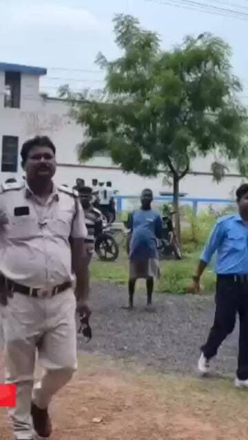 মেয়াদ উত্তীর্ণ ওষুধ দেওয়ার অভিযোগ ঘিরে তোলপাড় উপস্বাস্থ্য কেন্দ্র, ঘটনাস্থলে পুলিশ