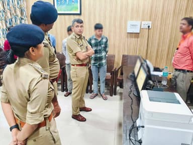 #एसपी_रामपुर के निर्देशन में आगामी उत्तर प्रदेश पुलिस उपनिरीक्षक (सब इंस्पेक्टर) भर्ती के अभिलेख सत्यापन (DV) एवं शारीरिक मानक परीक्षण (PST) को सकुशल, निष्पक्ष एवं सुव्यवस्थित ढंग से सम्पन्न कराए जाने के दृष्टिगत रिजर्व पुलिस लाइन, रामपुर में की गई तैयारियों एवं व्यवस्थाओं का निरीक्षण किया गया ।
#UPPolice
#RampurPolice