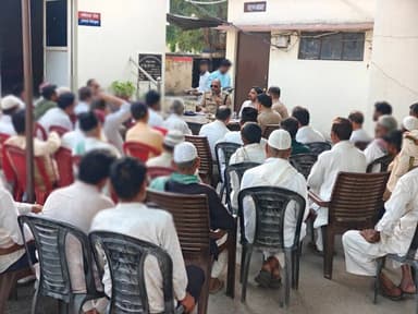 #एसपी_रामपुर के निर्देशन में क्षेत्राधिकारी मिलक द्वारा आगामी मोहर्रम पर्व के दृष्टिगत ताजियादारों एवं क्षेत्र के गणमान्य व्यक्तियों के साथ बैठक आयोजित की गई। बैठक के दौरान उपस्थित ताजियादारों से मोहर्रम के दौरान निकाले जाने वाले ताजियों, जुलूस मार्गों एवं अन्य व्यवस्थाओं के संबंध में जानकारी प्राप्त की तथा सभी से आपसी भाईचारा, सौहार्द एवं शांति व्यवस्था बनाए रखने में सहयोग करने की अपील की। इस अवसर पर थाना प्रभारी सहित अन्य पुलिस अधिकारी एवं कर्मचारीगण उपस्थित रहे।
#UPPolice #RampurPolice
