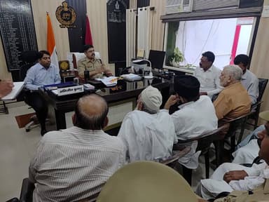 आगामी त्यौहार मोहर्रम के दृष्टिगत पुलिस अधीक्षक ग्रामीण, मेरठ द्वारा पीस कमेटी की मीटिंग आयोजित कर शांति एवं सौहार्द बनाए रखने की अपील की गई। #MeerutPolice #UPPolice https://t.co/8N2oCvh690