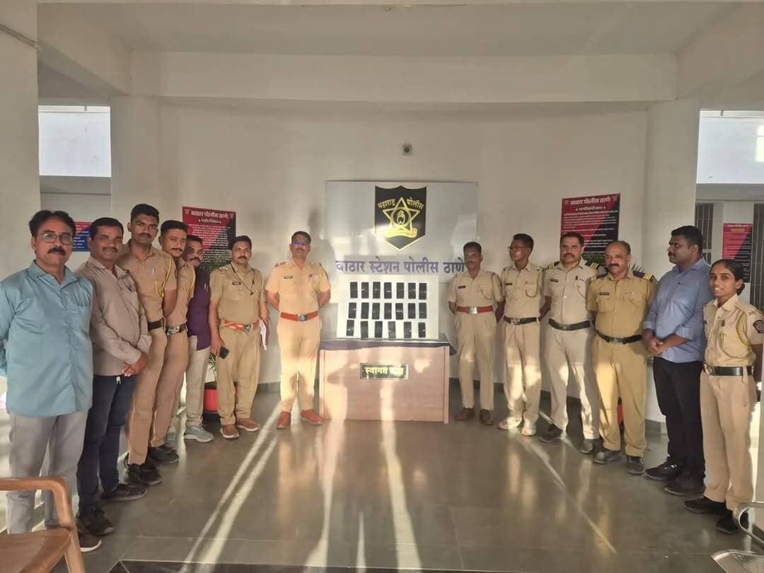 वाठार पोलीस ठाणे हद्दीतुन नागरिकांचे हरविलेले ६,१५,०००/- रुपये किंमतीचे एकुण २५ मोबाईल हस्तगत
(वाठार पोलीसांची उत्कृष्ट कामगिरी)
श्री.निखिल पिंगळे,पोलीस अधिक्षक सातारा, डॉ.वैशाली कडुकर, अप्पर पोलीस अधिक्षक सातारा, मा.श्रीमती राजश्री तेरणी, उपविभागीय पोलीस अधिकारी, सातारा ग्रामीण विभाग, कॅम्प कोरेगाव यांचे मार्गदर्शनाखाली वाठार पोलीस ठाणेचे श्री. सुशिल भोसले सहाय्यक पोलीस निरीक्षक यांनी नागरिकांचे गहाळ झालेले मोबाईल शोध घेणेकामी वाठार पोलीस ठाणे गुन्हे प्रकटीकरण (डी. बी.) पथकास सुचना दिलेल्या होत्या. त्या अनुषंगाने डी.बी. पथकातील पोलीस स्टाफ व सायबर पोलीस ठाणे सातारा यांनी तांत्रिक बाबीचे आधारे महाराष्ट्रातुन व इतर राज्यातुन हस्ते परहस्ते मोबाईल धारकांशी वारंवार संपर्क करुन चिकाटीने सदरची मोहिम राबविल्याने वाठार पोलीस ठाणे हद्दीतुन नागरिकांचे गहाळ झालेले ६,१५,०००/- रुपये किंमतीचे एकुण २५ मोबाईल हस्तगत करण्यात आलेले आहेत. तसेच हस्तगत करण्यात आलेले मोबाईल फोन संबंधित नागरिकांना परत देण्याची कार्यवाही करण्यात आली आहे. सदरची मोहिम श्री.निखिल पिंगळे,पोलीस अधिक्षक सातारा, डॉ. वैशाली कडुकर, अप्पर पोलीस अधिक्षक सातारा, श्रीमती राजश्री तेरणी, उपविभागीय पोलीस अधिकारी, सातारा ग्रामीण विभाग, कॅम्प कोरेगाव यांचे मार्गदर्शनाखाली अशाच प्रकारे सातत्याने राबविण्यात येणार असल्याचे वाठार पोलीस ठाणेचे सहाय्यक पोलीस निरीक्षक श्री सुशिल भोसले यांनी सांगितले आहे.
सदरची कारवाई श्री.निखिल पिंगळे,पोलीस अधिक्षक सातारा, डॉ. वैशाली कडुकर, अप्पर पोलीस अधिक्षक सातारा,श्रीमती राजश्री तेरणी, उपविभागीय पोलीस अधिकारी, सातारा ग्रामीण विभाग, कॅम्प कोरेगाव यांचे मार्गदर्शनाखाली वाठार पोलीस ठाणेचे सहाय्यक पोलीस निरीक्षक श्री. सुशिल भोसले, गुन्हे प्रकटीकरण (डी.बी.) पथकाचे पोउनि. गहिणीनाथ सातव,पोउनि. नितीन भोसले, पो.हवा. तानाजी चव्हाण, उदय जाधव, जितेंद्र शिंदे, प्रकाश चव्हाण, पो कॉ. विठ्ठल काळे, प्रथमेश अलगुडे, प्रशांत गोरे, प्रतिक देशमुख, आशा देशमुख व सायबर पोलीस ठाणे सातारा यांनी केलेली आहे.
